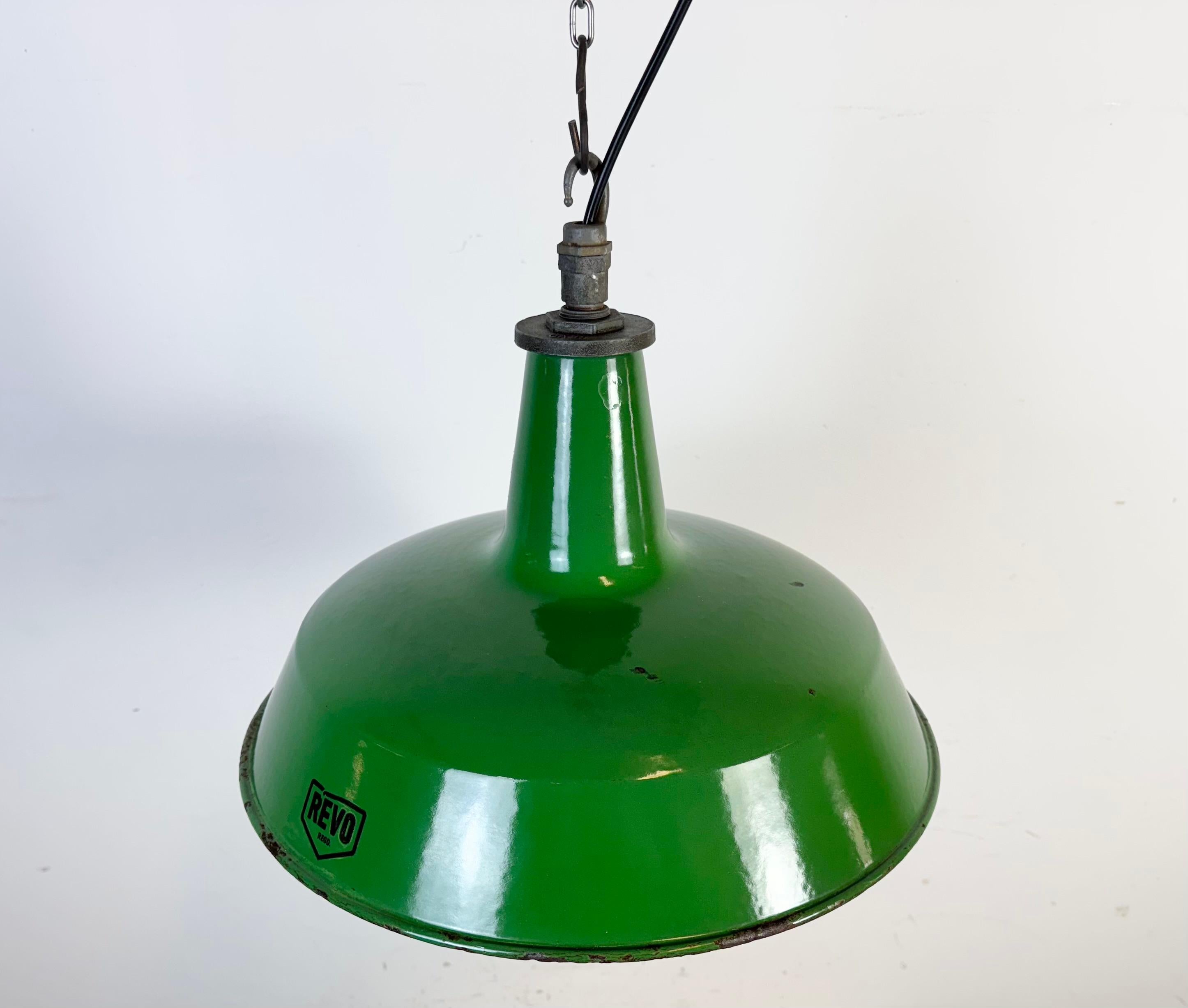 Lampe suspendue industrielle en émail vert de Revo, années 1950 en vente 1