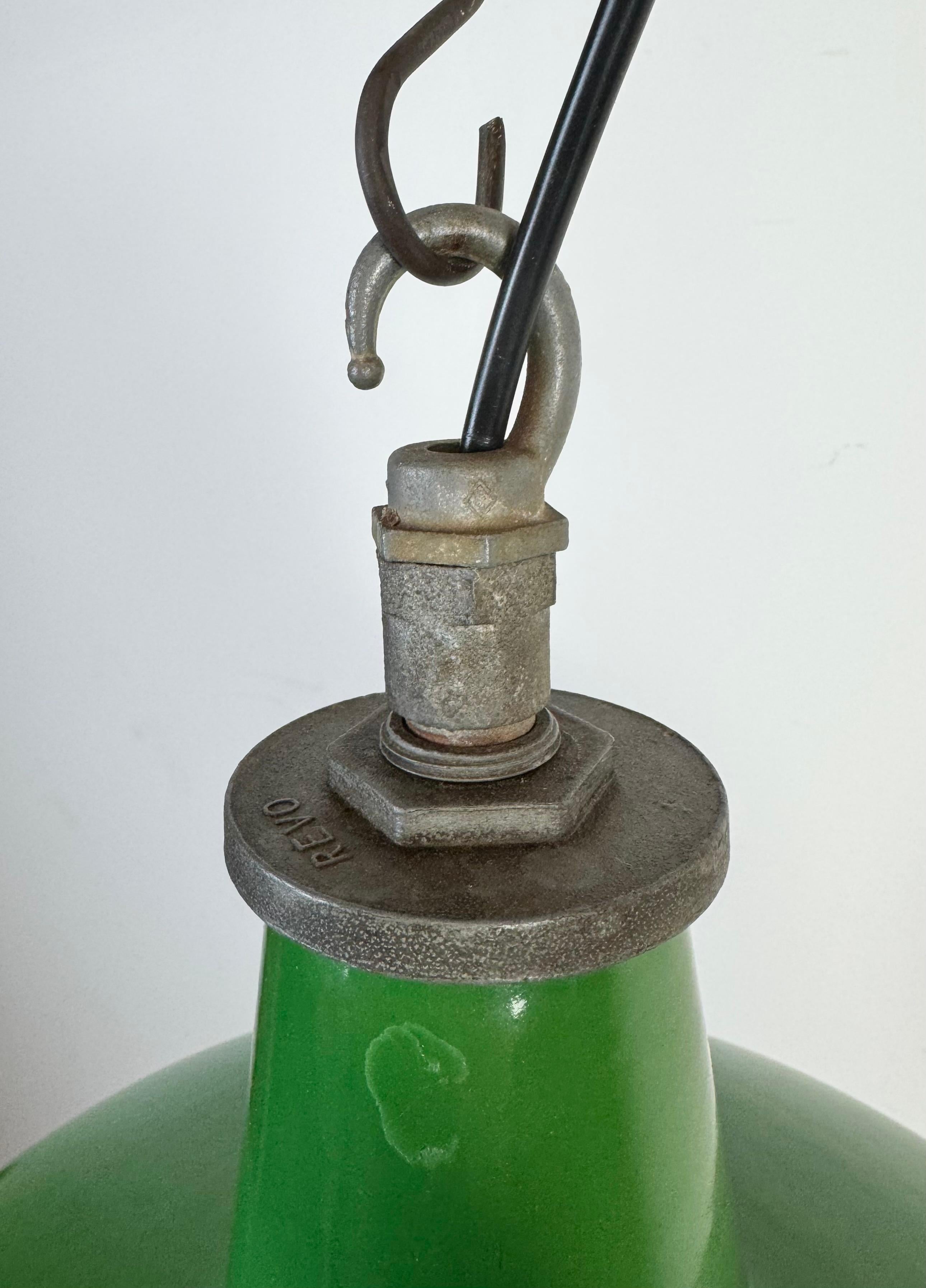 Lampe suspendue industrielle en émail vert de Revo, années 1950 en vente 2
