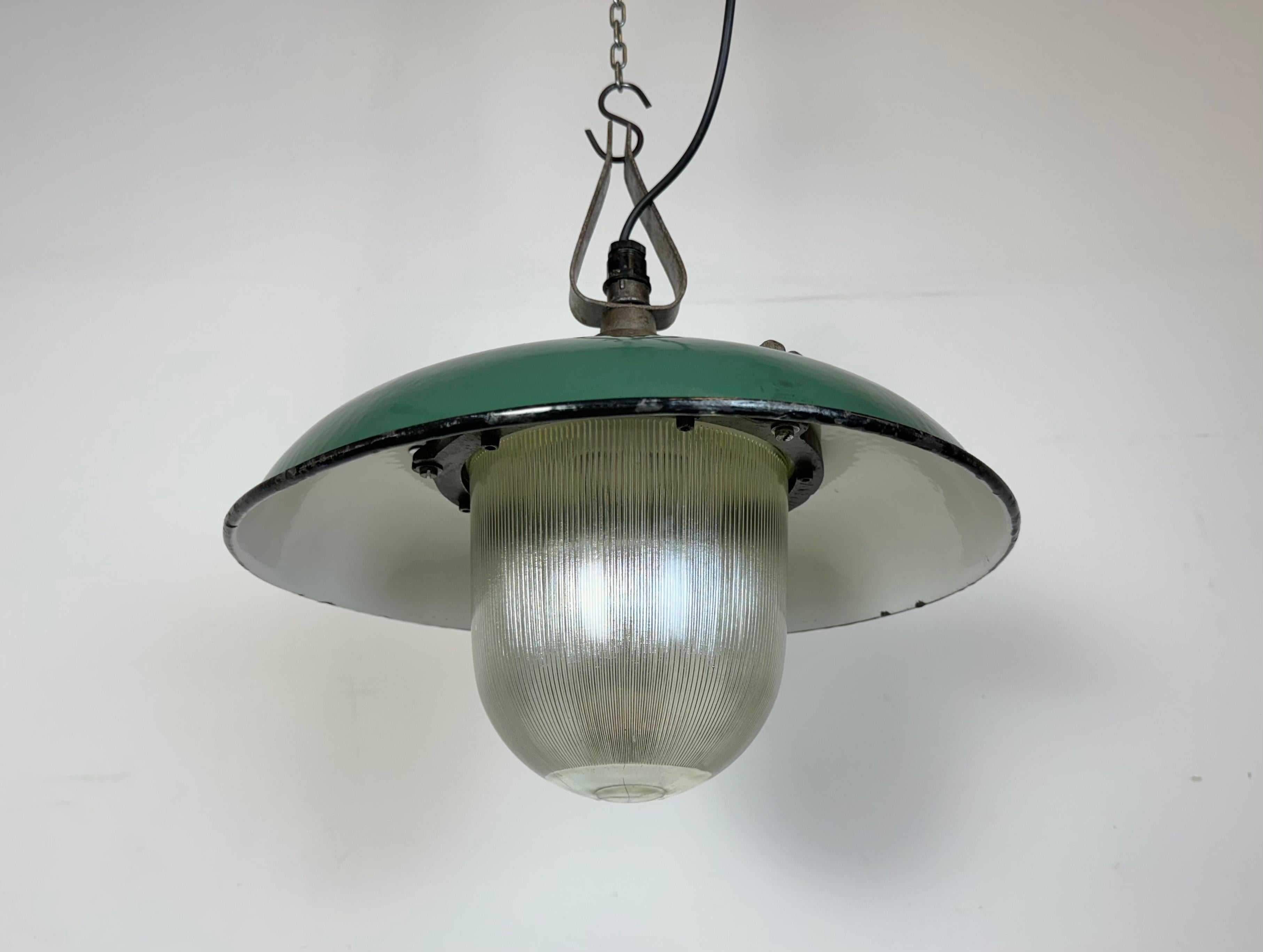 Industrial Green Enamel Factory Pendant Lamp in Cast Iron, 1960s For Sale 5