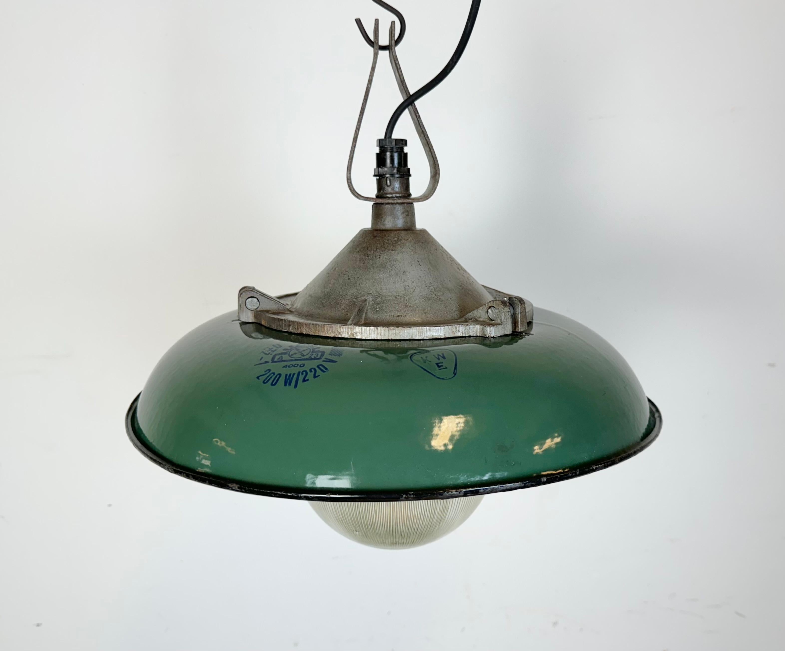 Industrial Green Enamel Factory Pendant Lamp in Cast Iron, 1960s For Sale 6