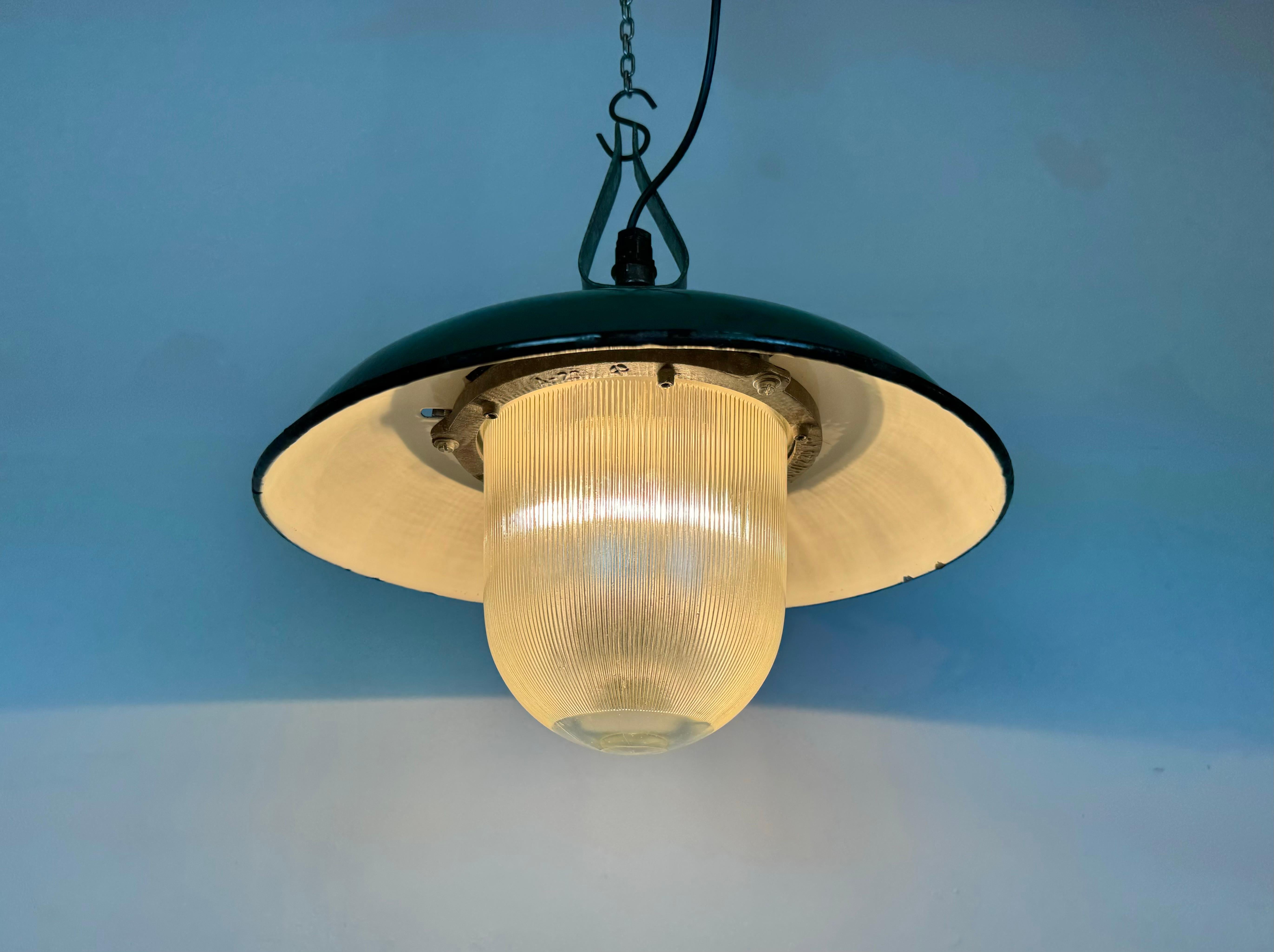 Industrial Green Enamel Factory Pendant Lamp in Cast Iron, 1960s For Sale 7