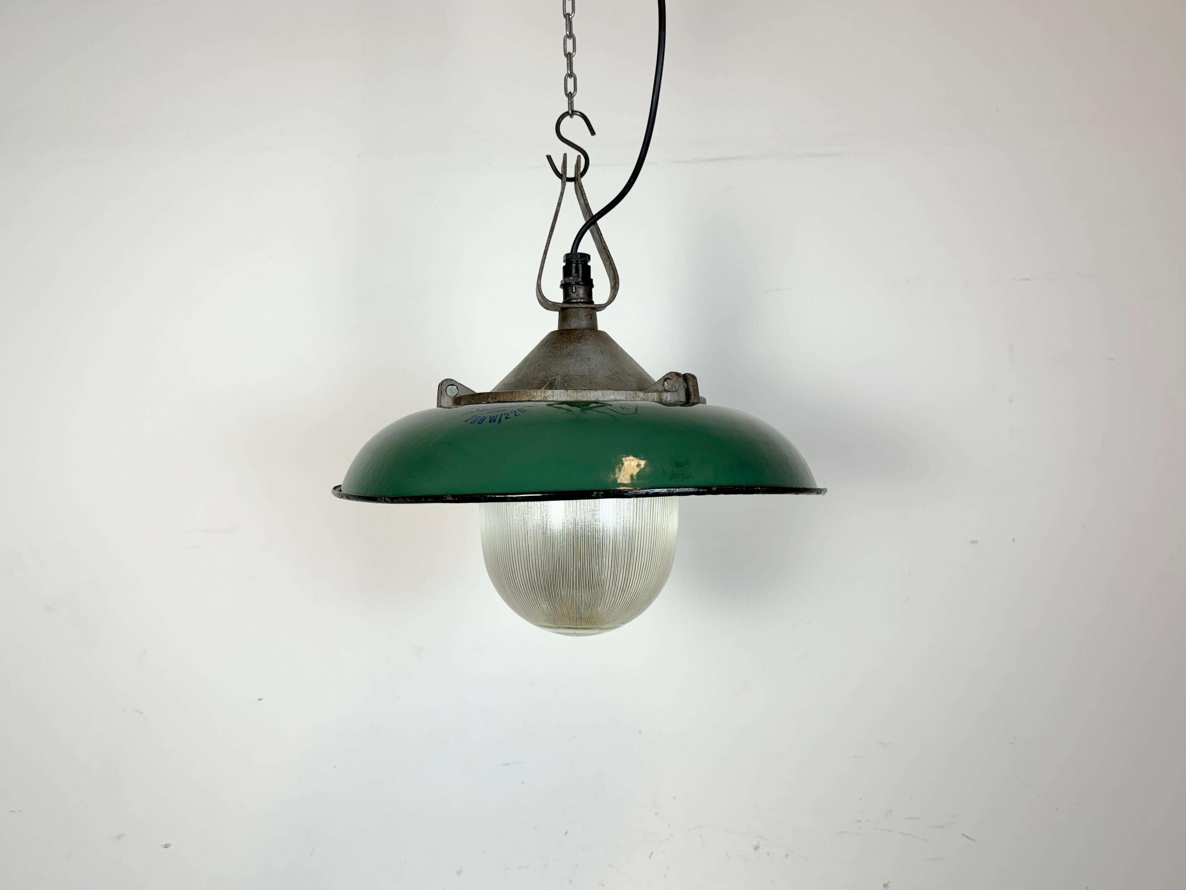 - Industrial factory pendant lamp in cast iron.
- Manufactured by A23 Factory in Wilkasy  in Poland during the 1960s.
- Green enamel shade with white enamel interior.
- Holophane glass cover.
- Weight: 6 kg.
- New wire.
- Socket requires standard