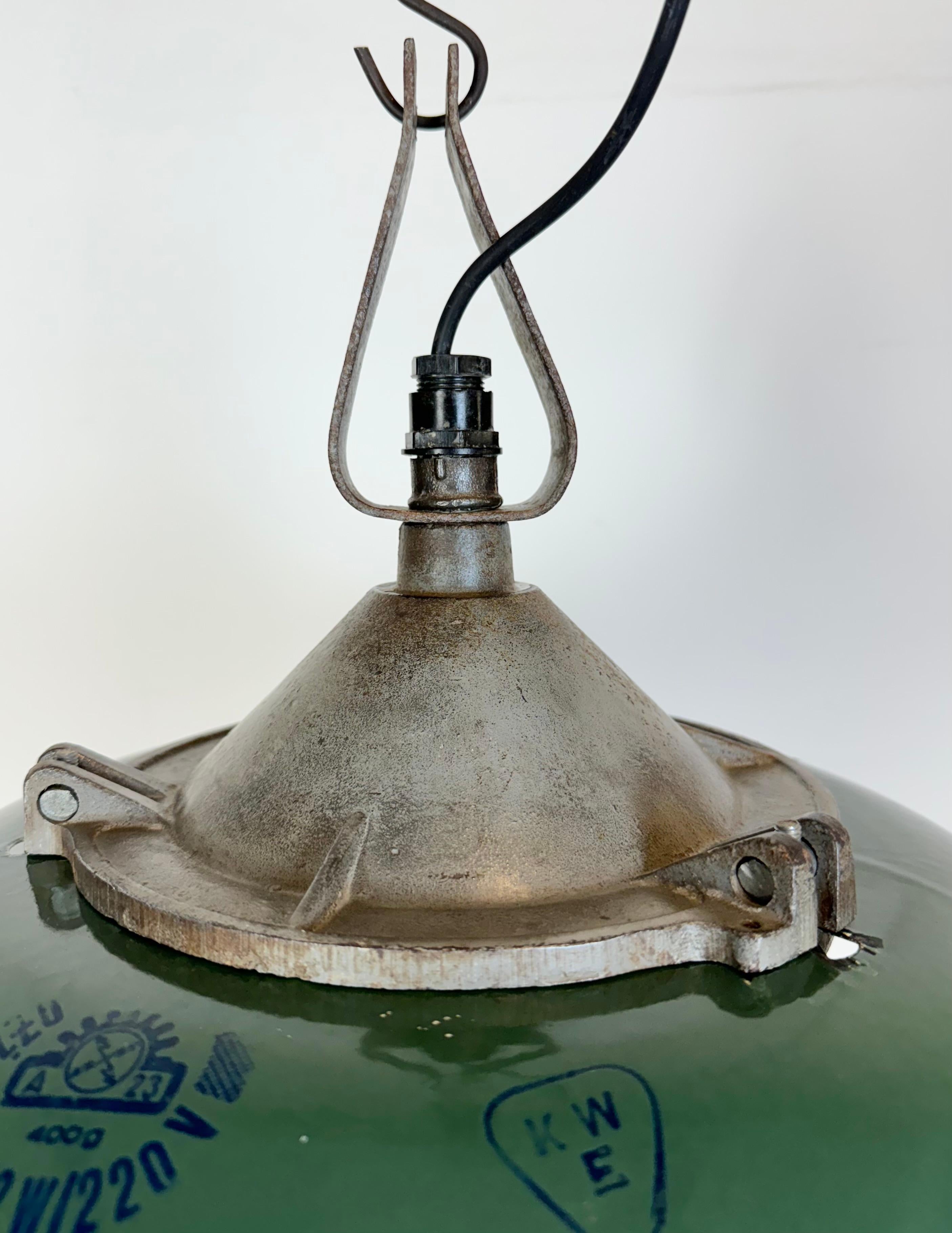 Industrial Green Enamel Factory Pendant Lamp in Cast Iron, 1960s In Good Condition For Sale In Kojetice, CZ