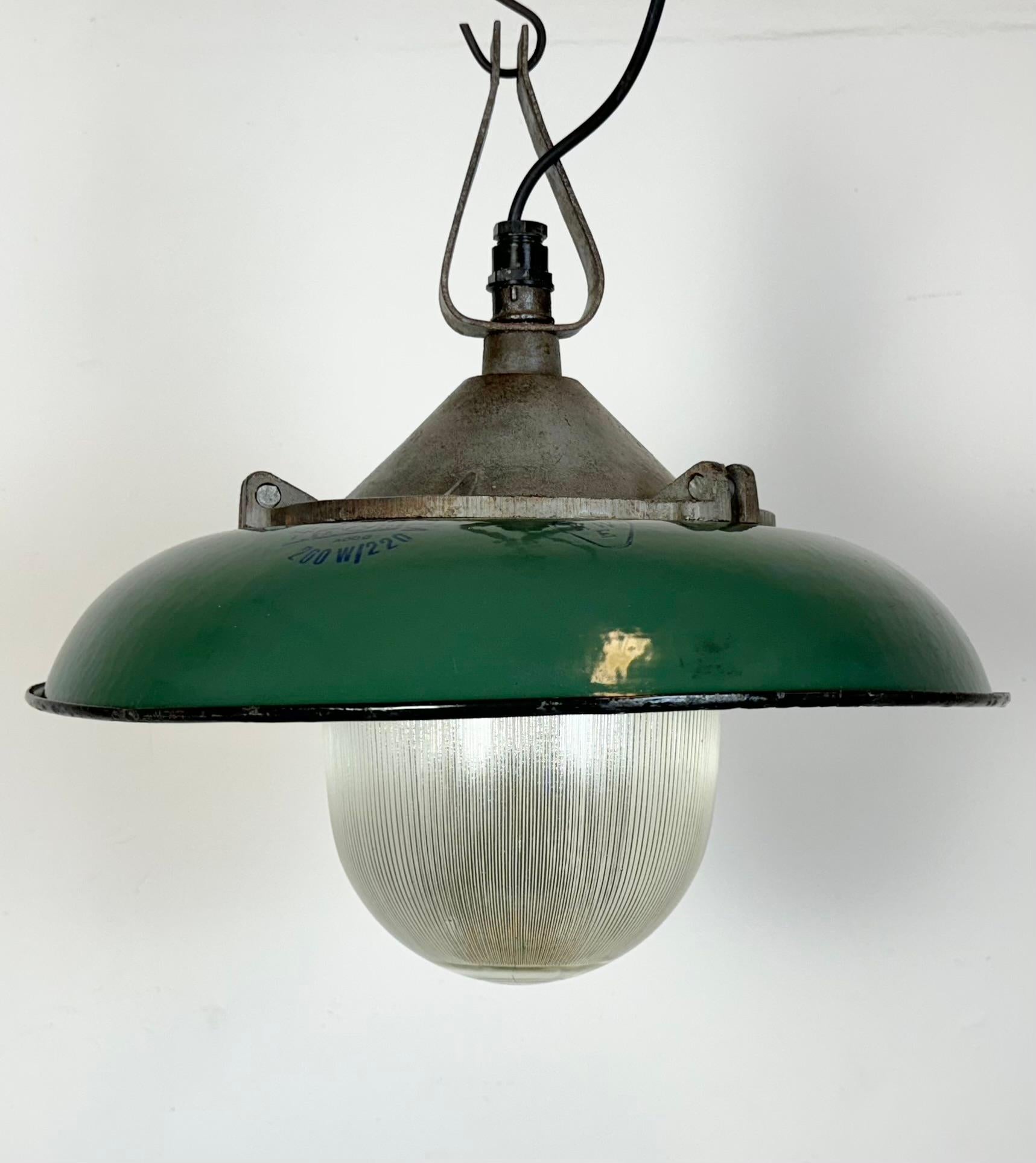 20th Century Industrial Green Enamel Factory Pendant Lamp in Cast Iron, 1960s For Sale