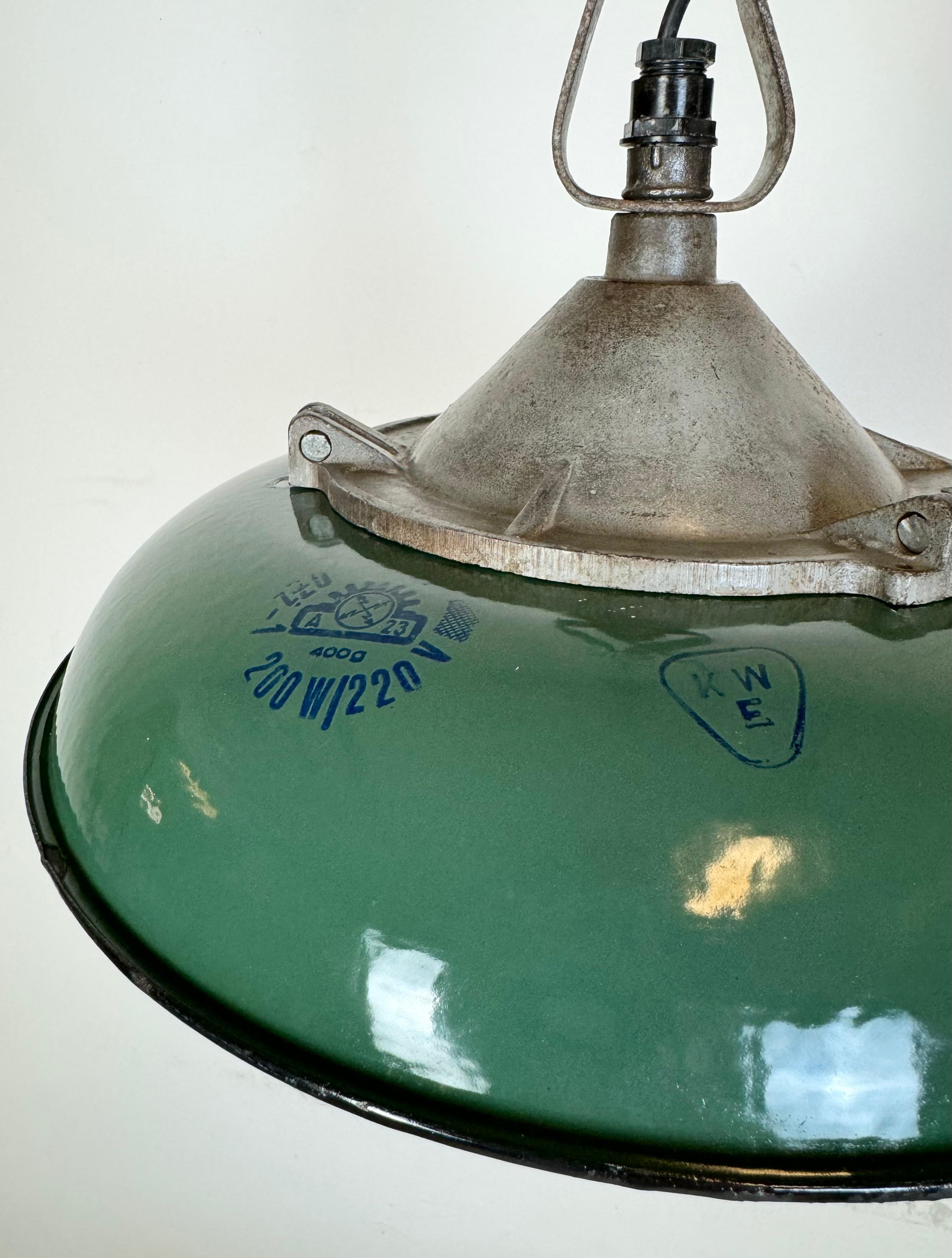 Industrial Green Enamel Factory Pendant Lamp in Cast Iron, 1960s For Sale 1