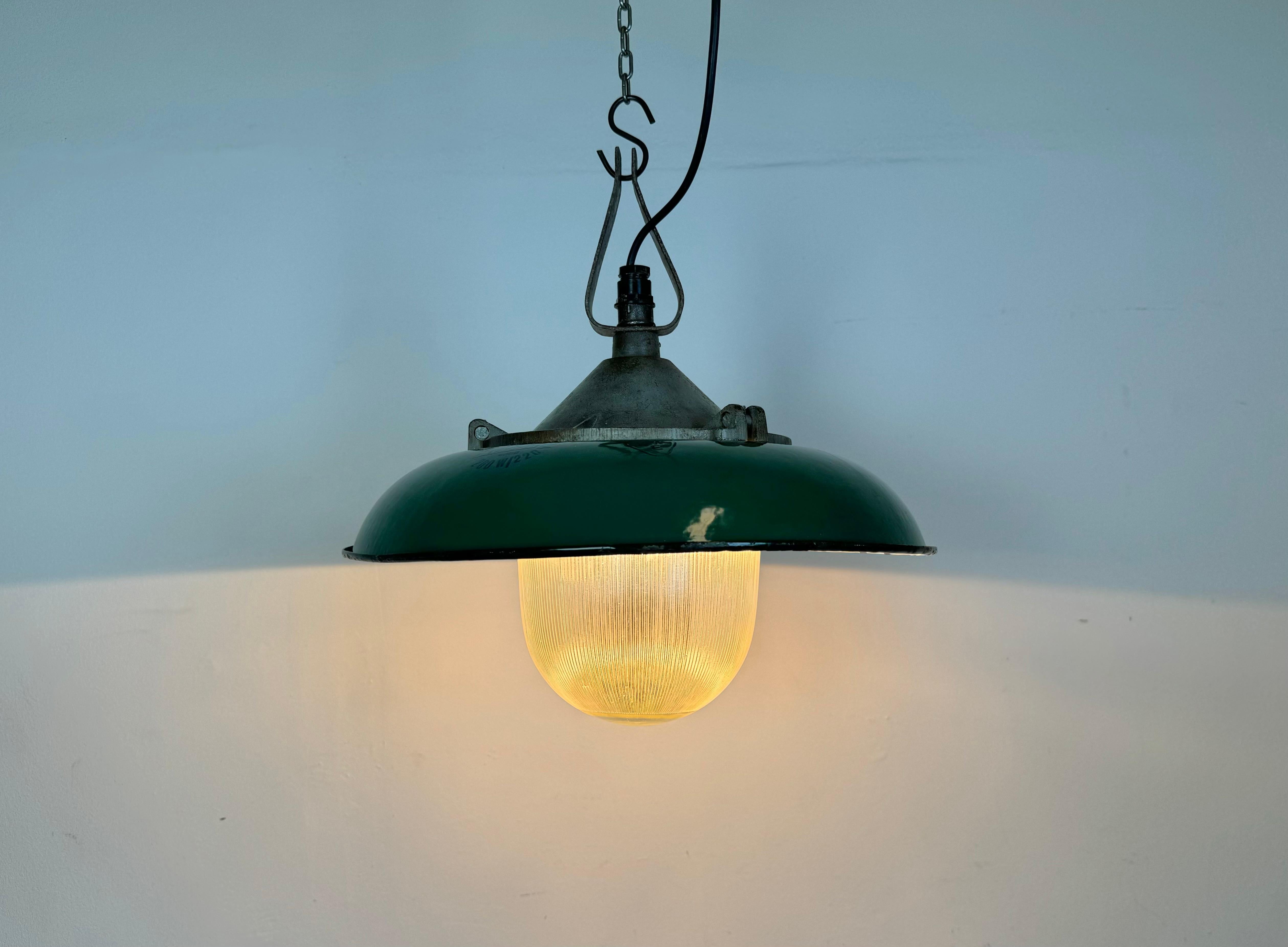 Industrial Green Enamel Factory Pendant Lamp in Cast Iron, 1960s For Sale 4