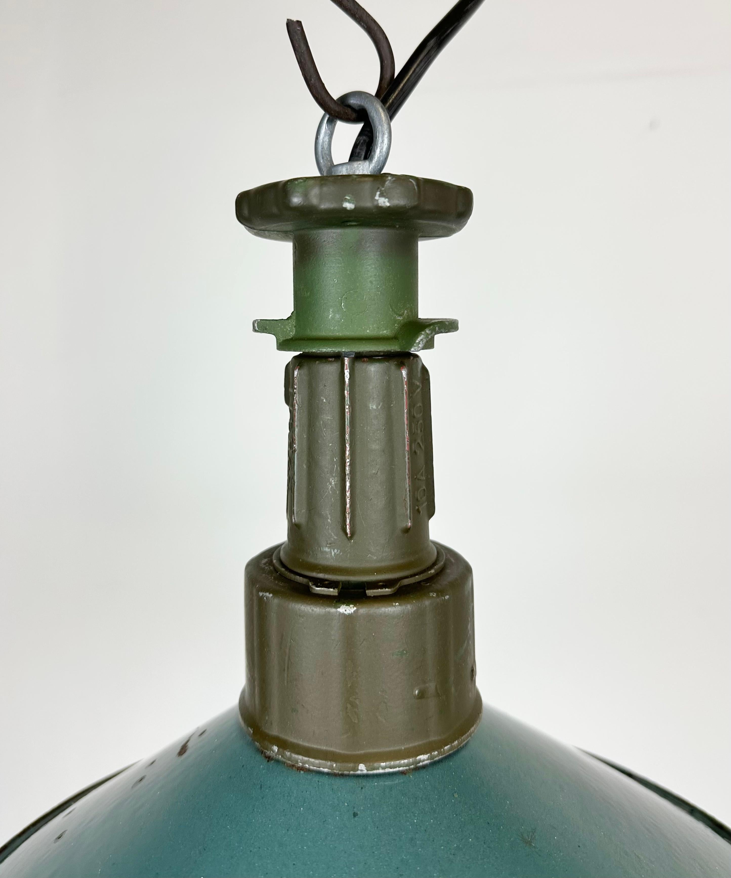 Industrial Green Enamel Factory Pendant Lamp with Cast Aluminium Top, 1960s For Sale 4
