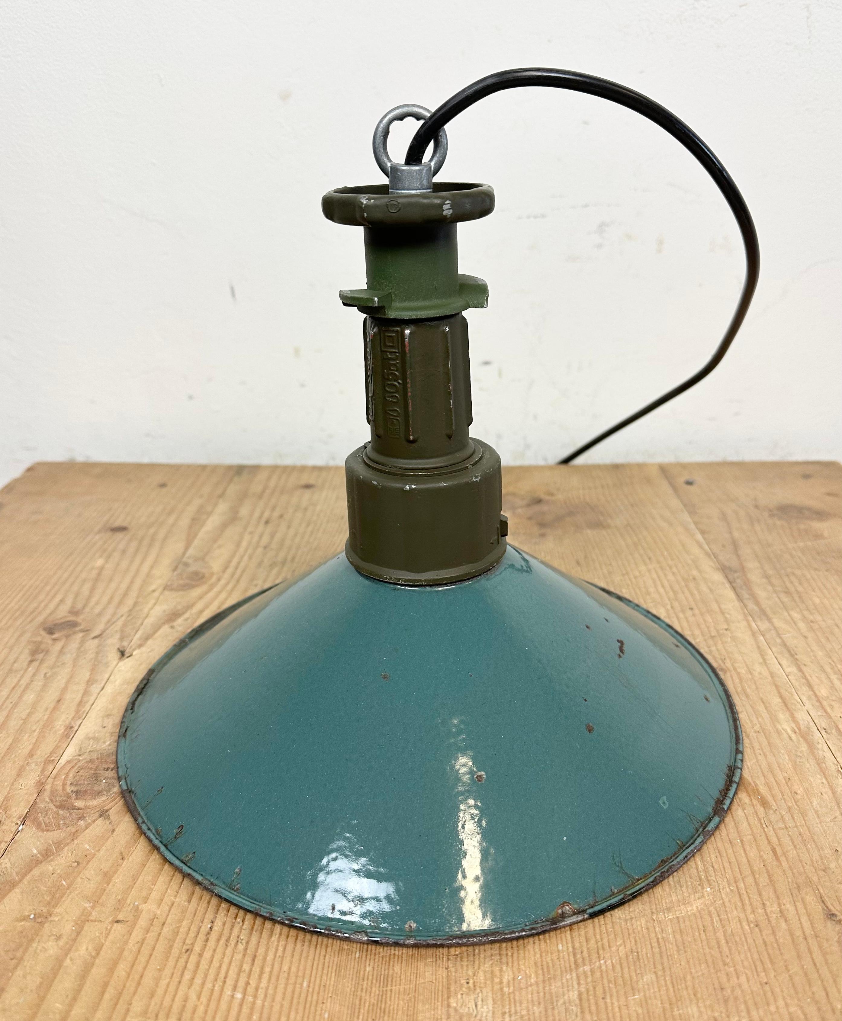 Industrial Green Enamel Factory Pendant Lamp with Cast Aluminium Top, 1960s For Sale 5