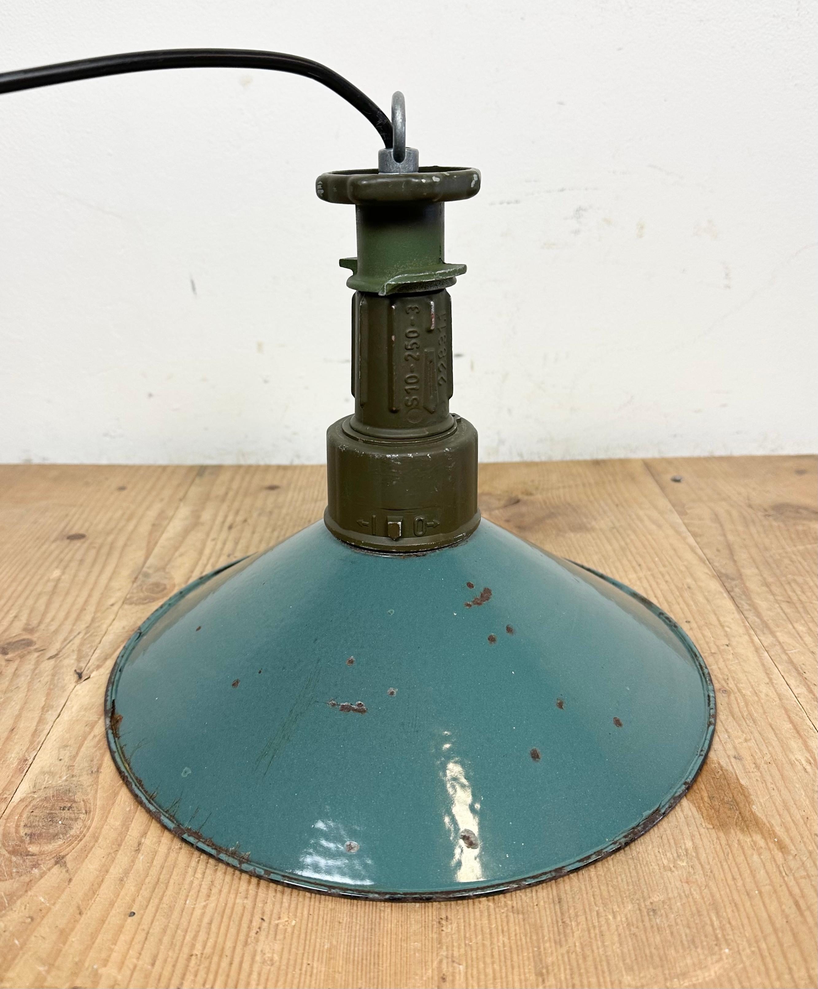 Industrial Green Enamel Factory Pendant Lamp with Cast Aluminium Top, 1960s For Sale 6