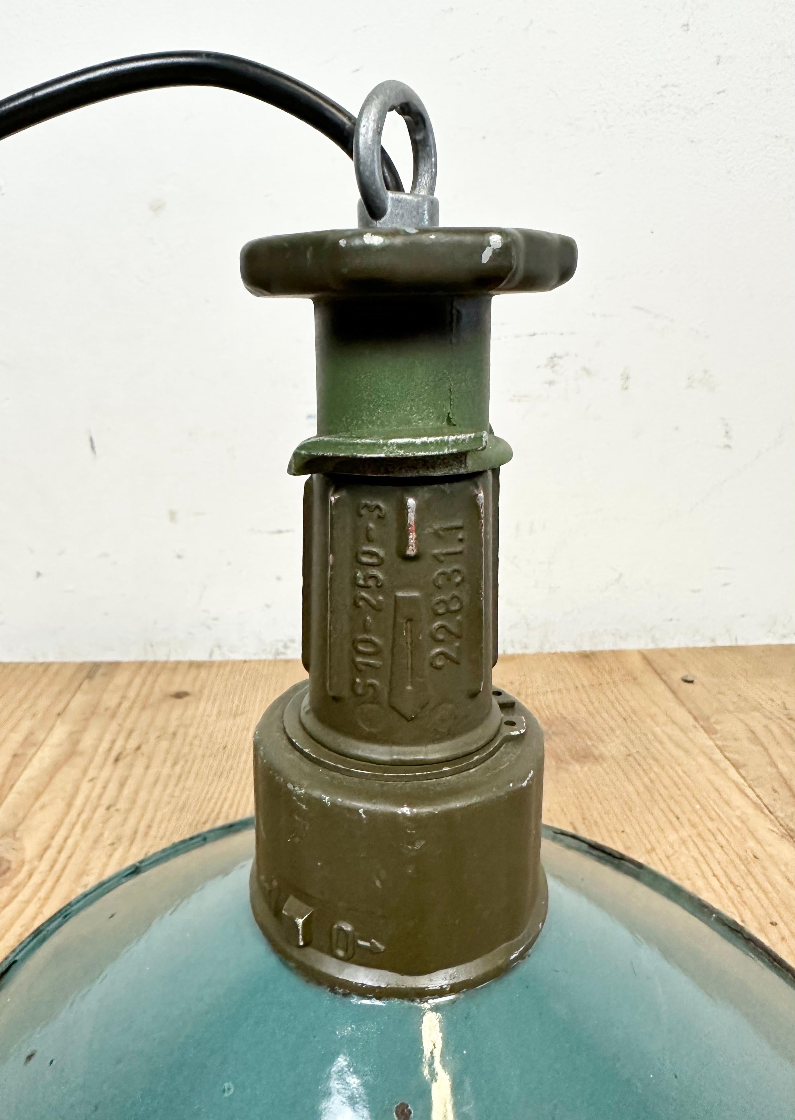 Industrial Green Enamel Factory Pendant Lamp with Cast Aluminium Top, 1960s For Sale 7