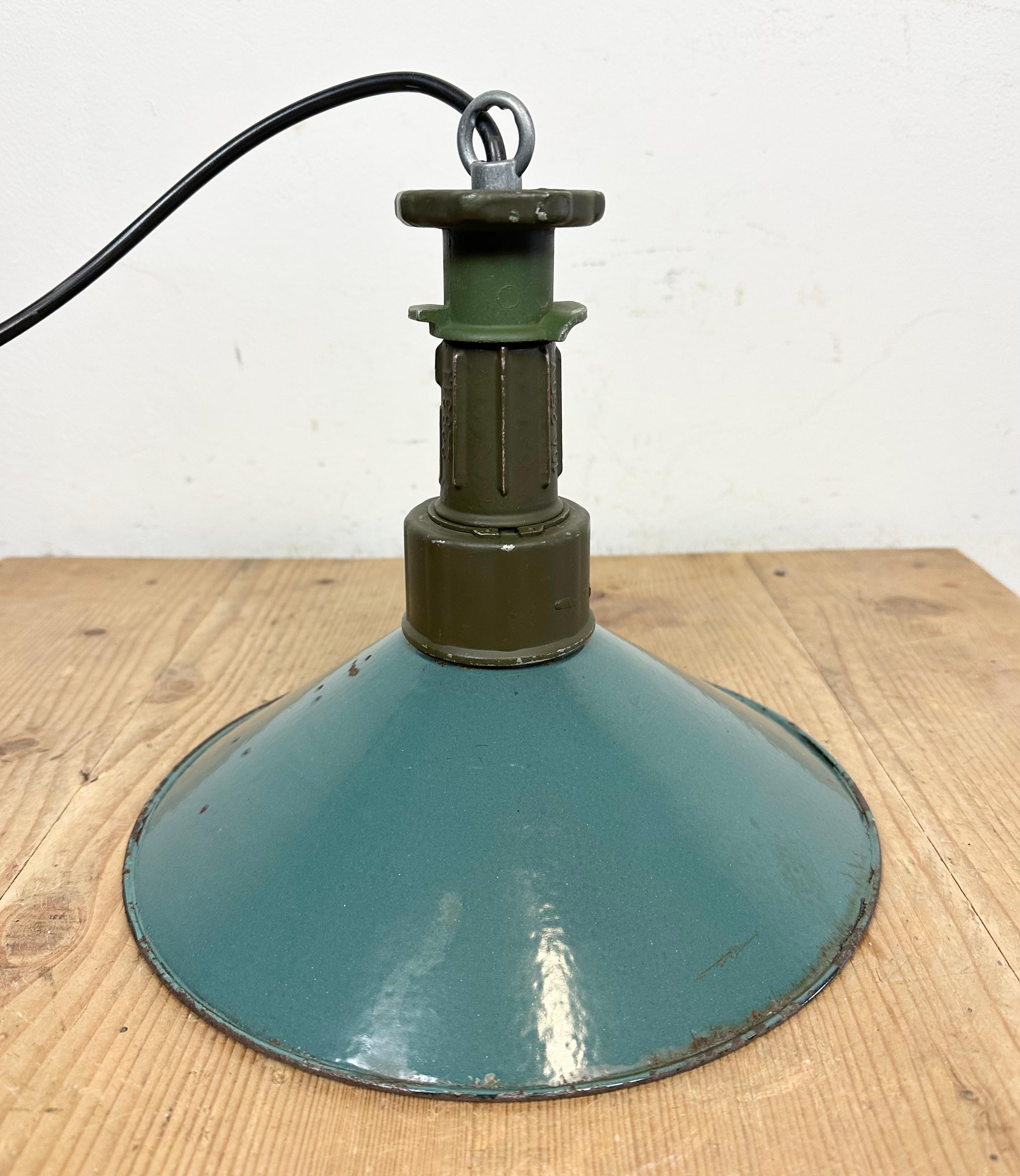 Industrial Green Enamel Factory Pendant Lamp with Cast Aluminium Top, 1960s For Sale 8