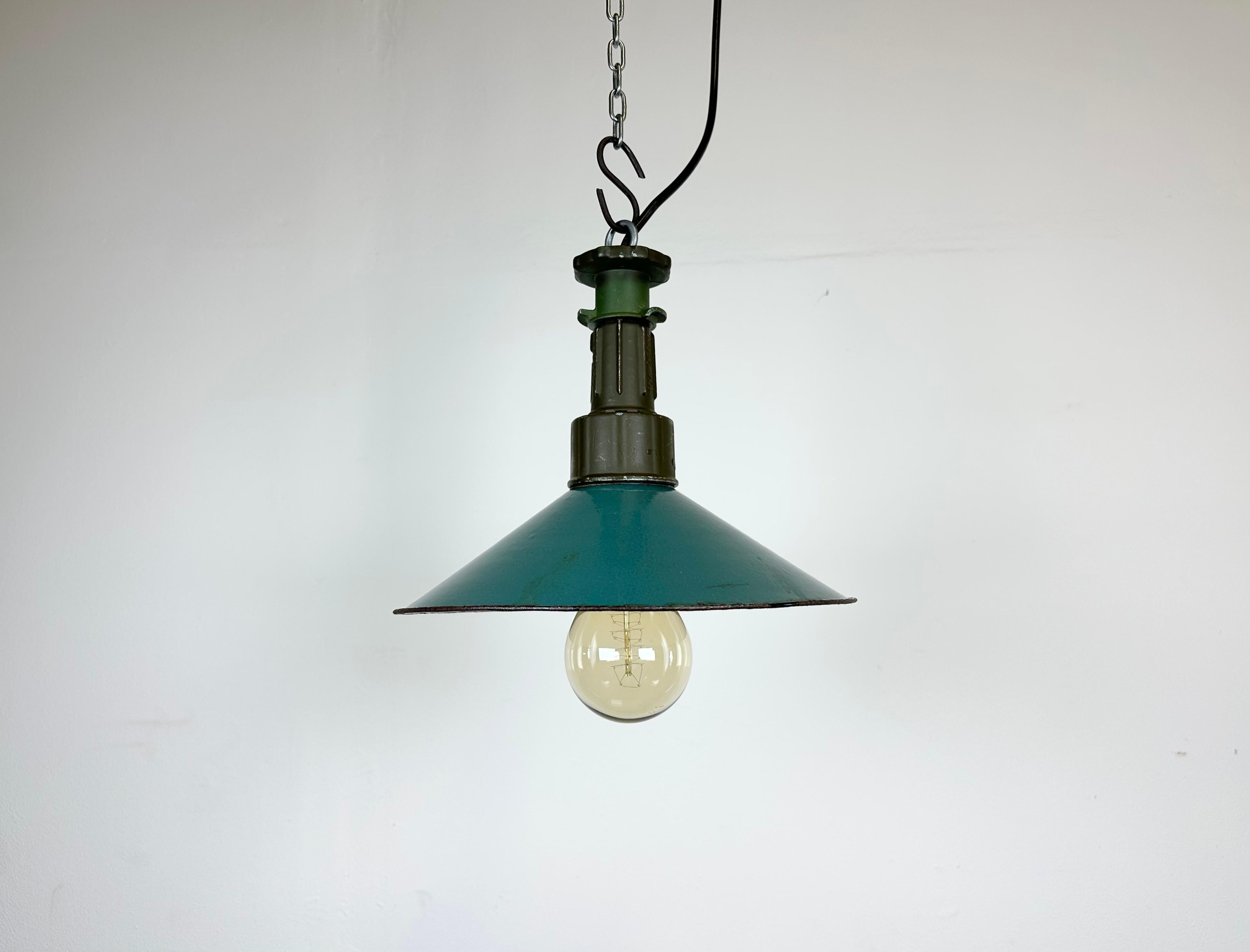 Industrial green enamel pendant light made in Poland during the 1960s. White enamel inside the shade. Green cast aluminium top. The socket requires E 27/ E26 light bulbs. New wire. The weight of the lamp is 0,5 kg.
The light bulb is not included.