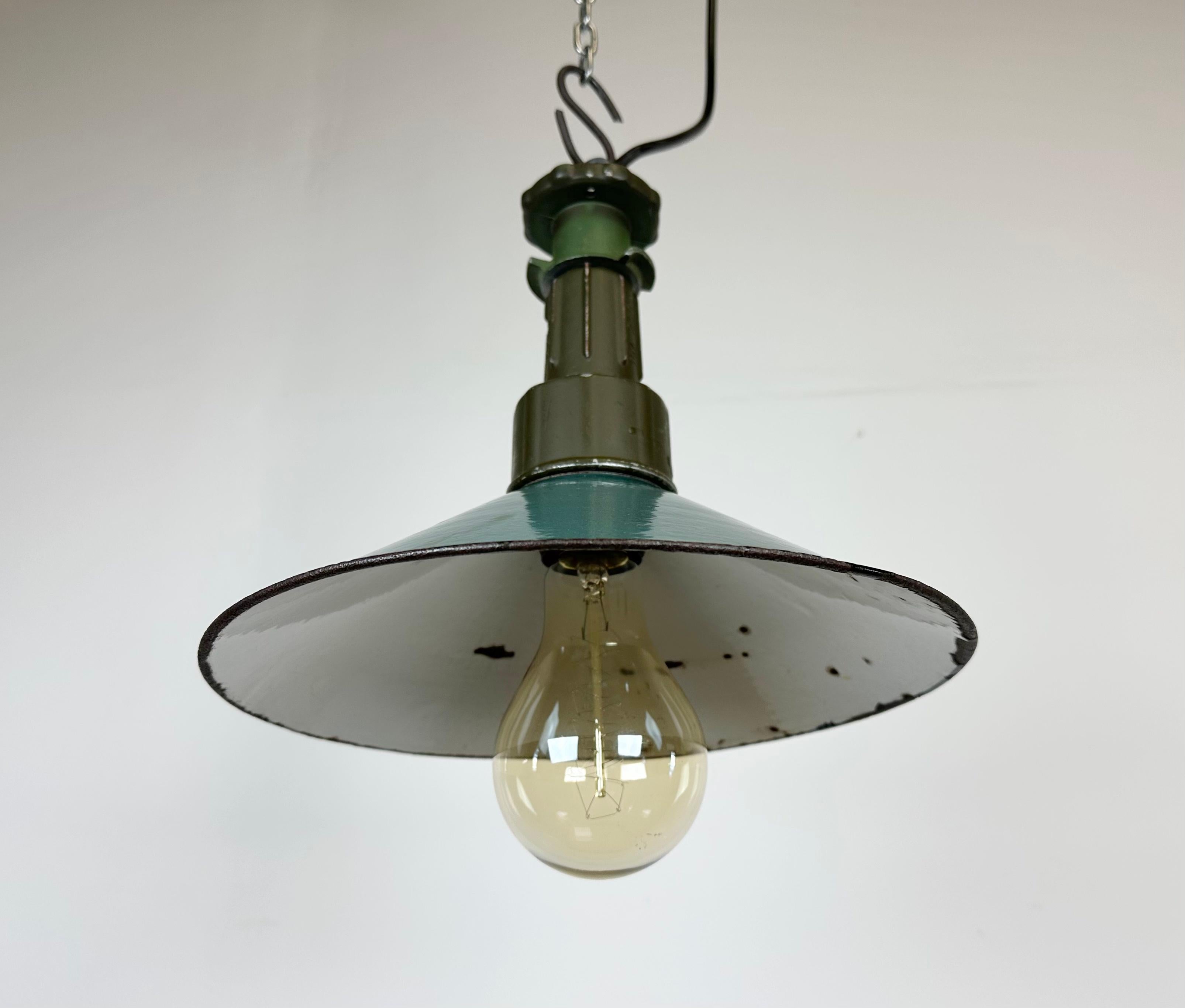 Industrial Green Enamel Factory Pendant Lamp with Cast Aluminium Top, 1960s For Sale 1