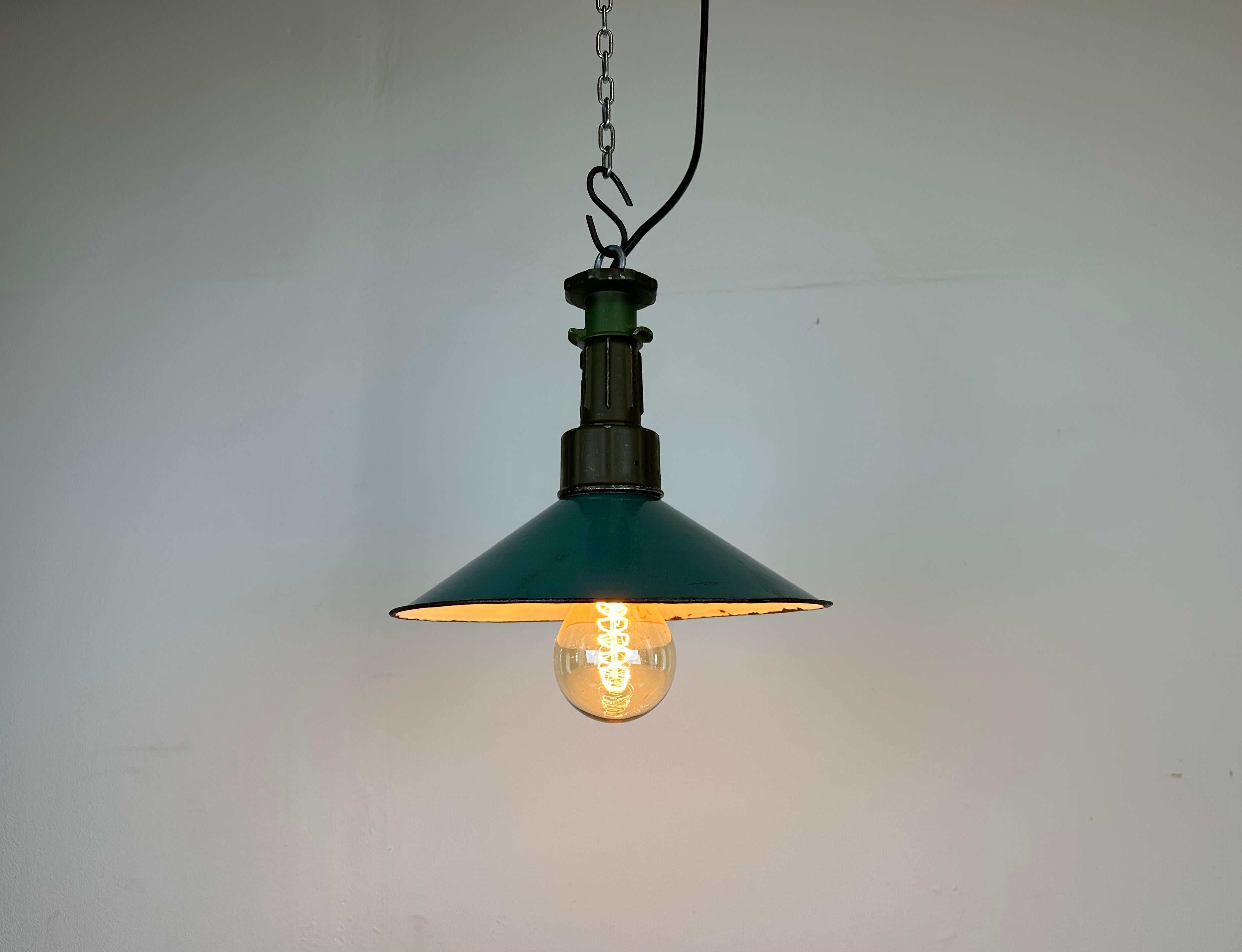 Industrial Green Enamel Factory Pendant Lamp with Cast Aluminium Top, 1960s For Sale 2