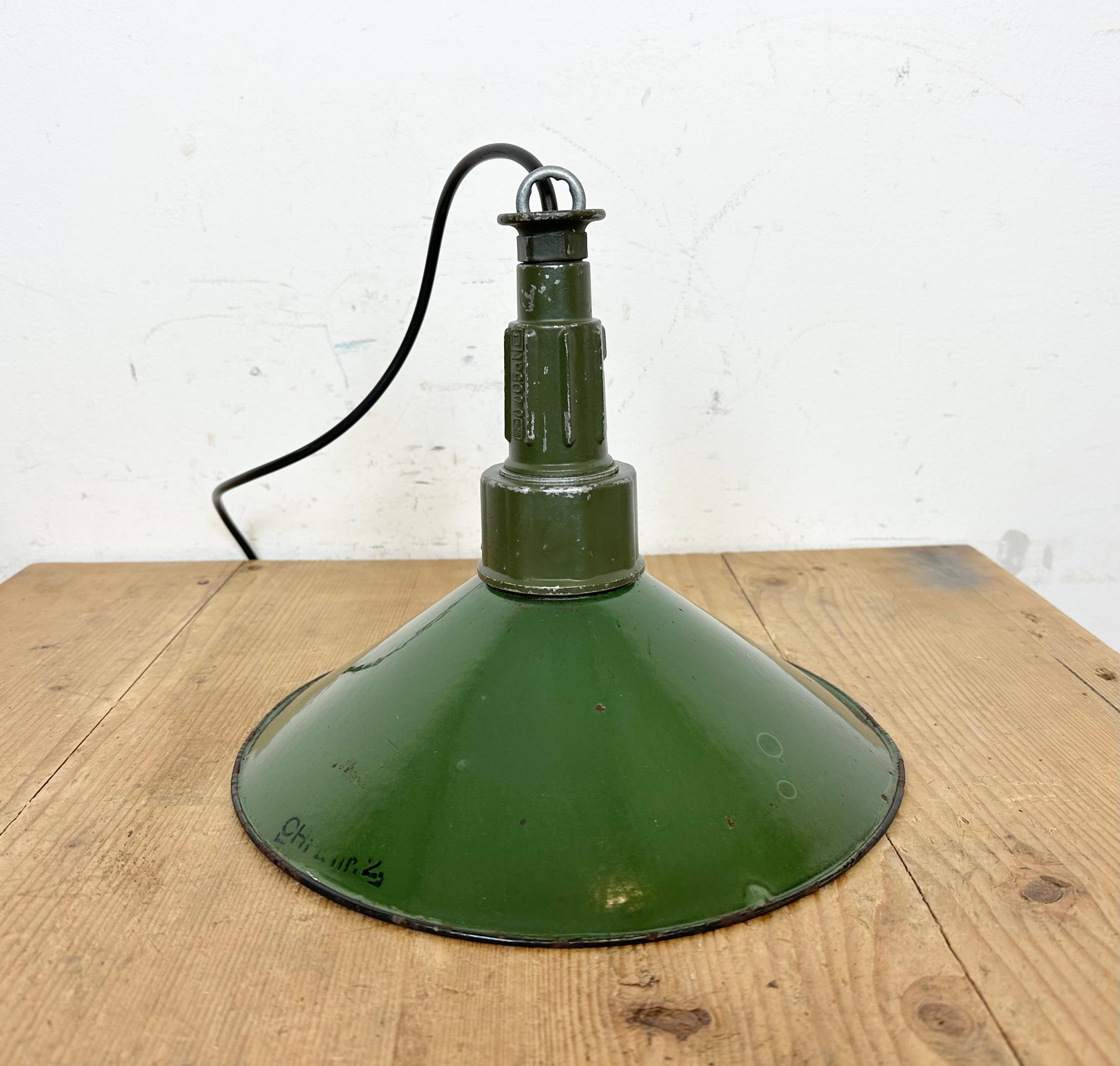 Industrial Green Enamel Military Pendant Lamp with Cast Aluminium Top, 1960s For Sale 5