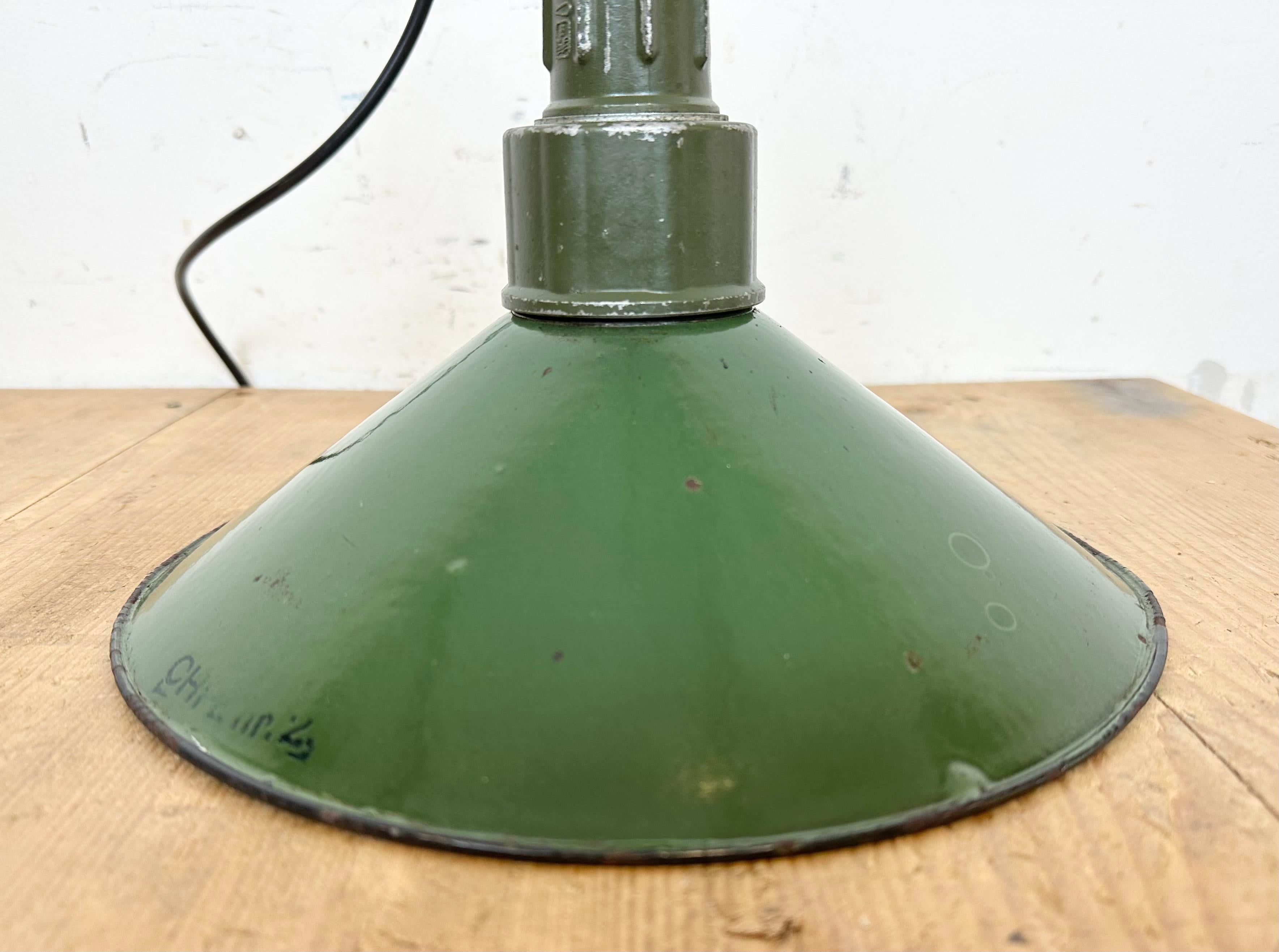Lampada a sospensione militare industriale in smalto verde con piano in alluminio fuso, anni '60 in vendita 4