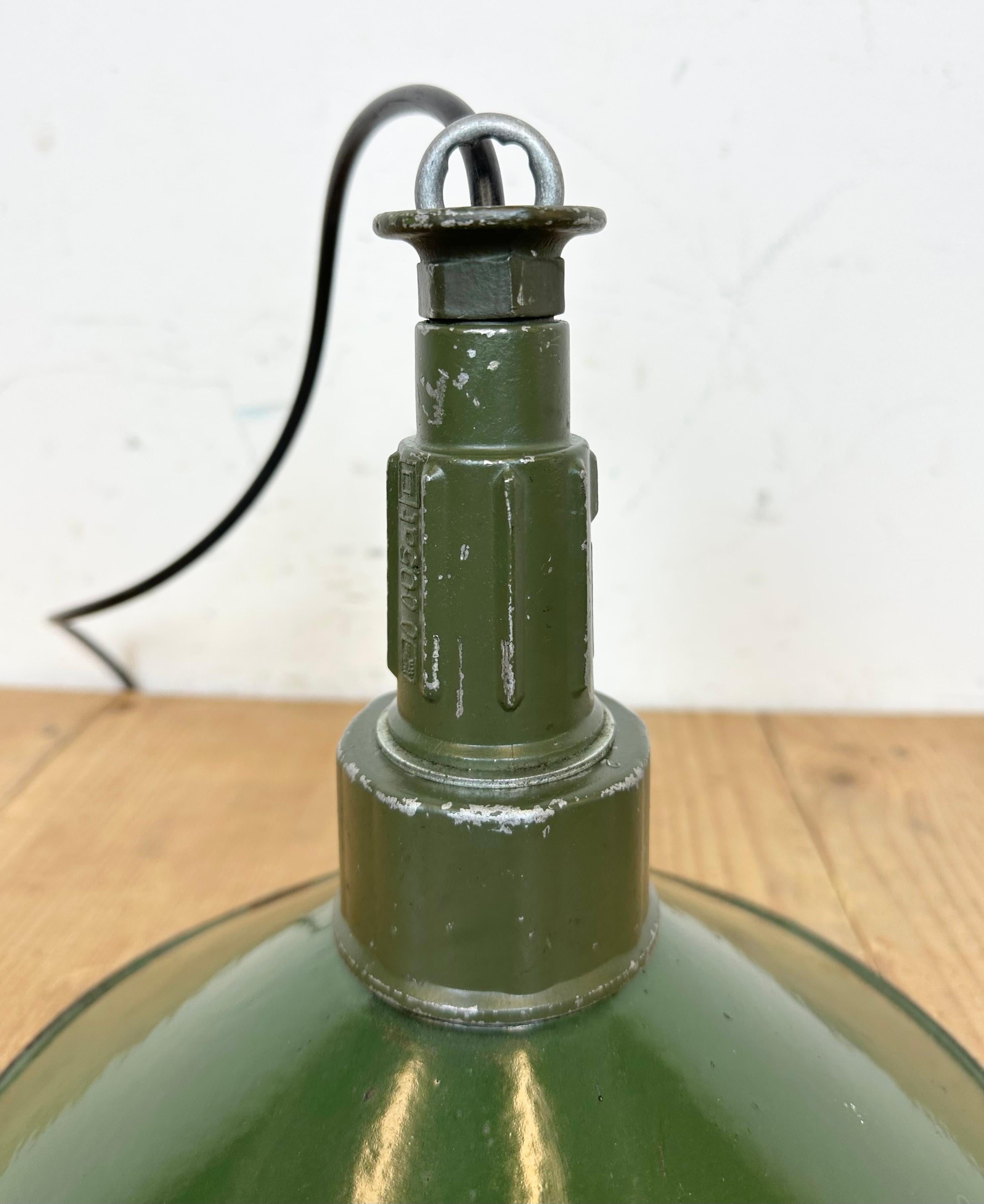 Industrial Green Enamel Military Pendant Lamp with Cast Aluminium Top, 1960s For Sale 7