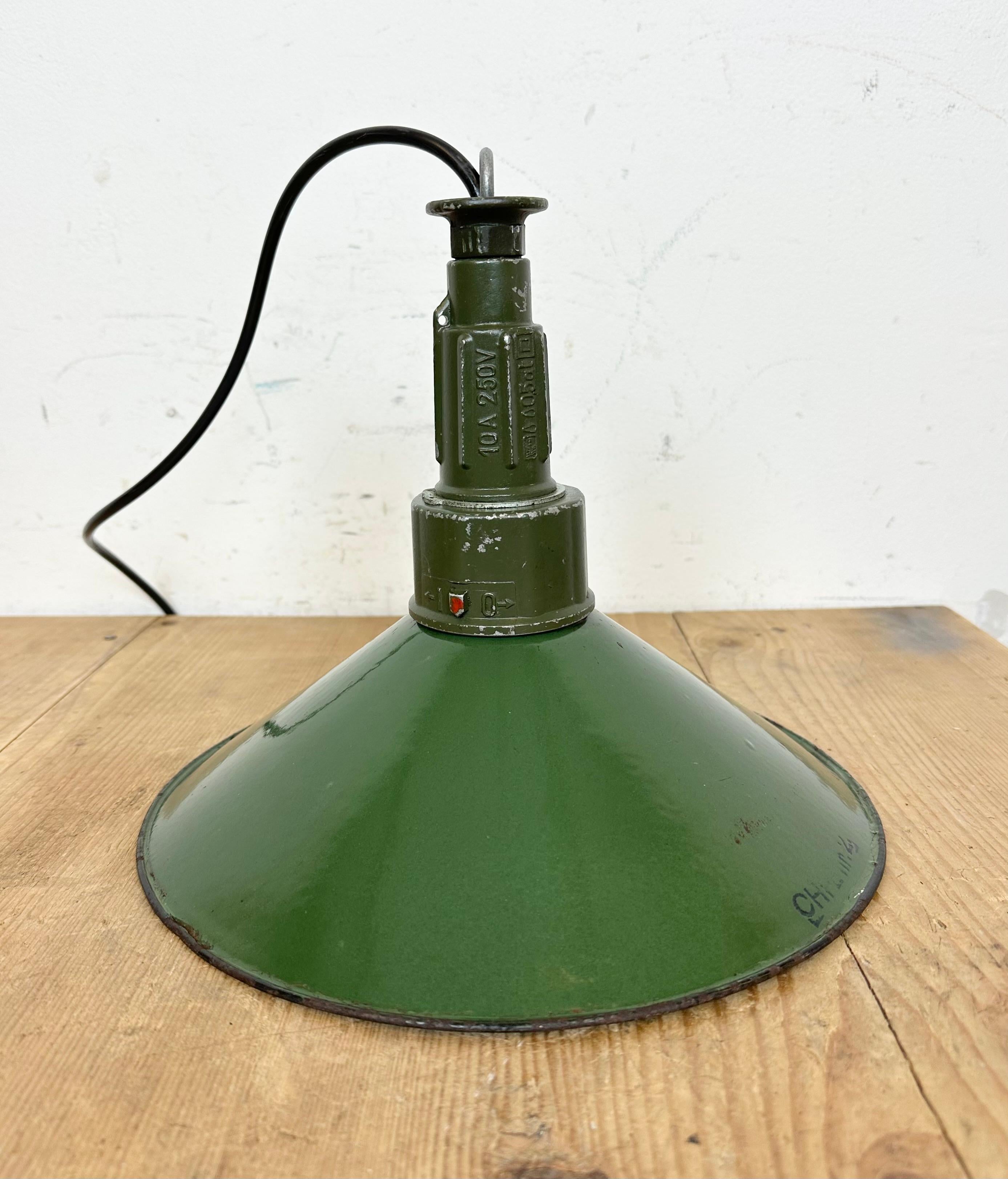 Industrial Green Enamel Military Pendant Lamp with Cast Aluminium Top, 1960s For Sale 8