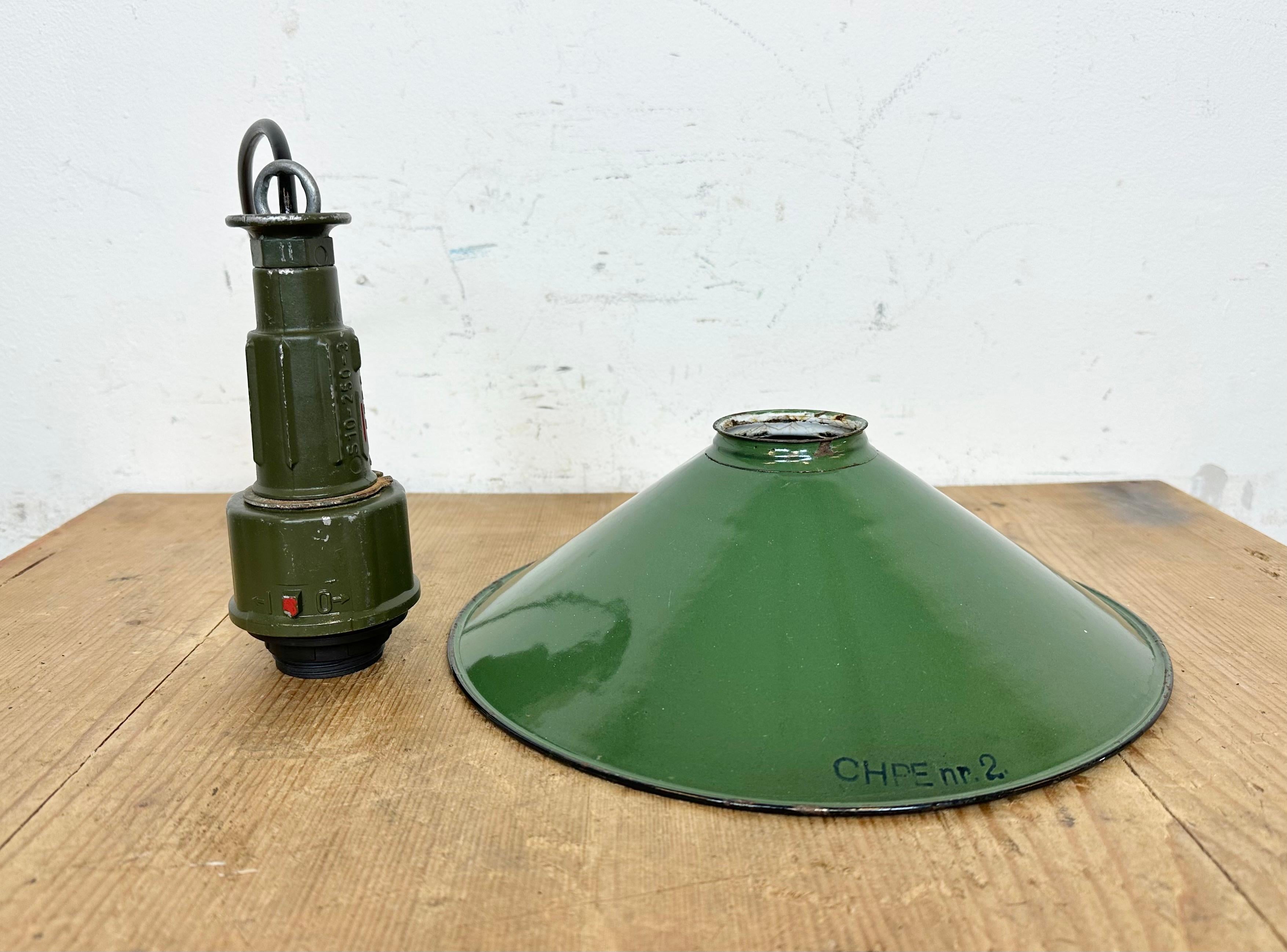 Industrial Green Enamel Military Pendant Lamp with Cast Aluminium Top, 1960s For Sale 10