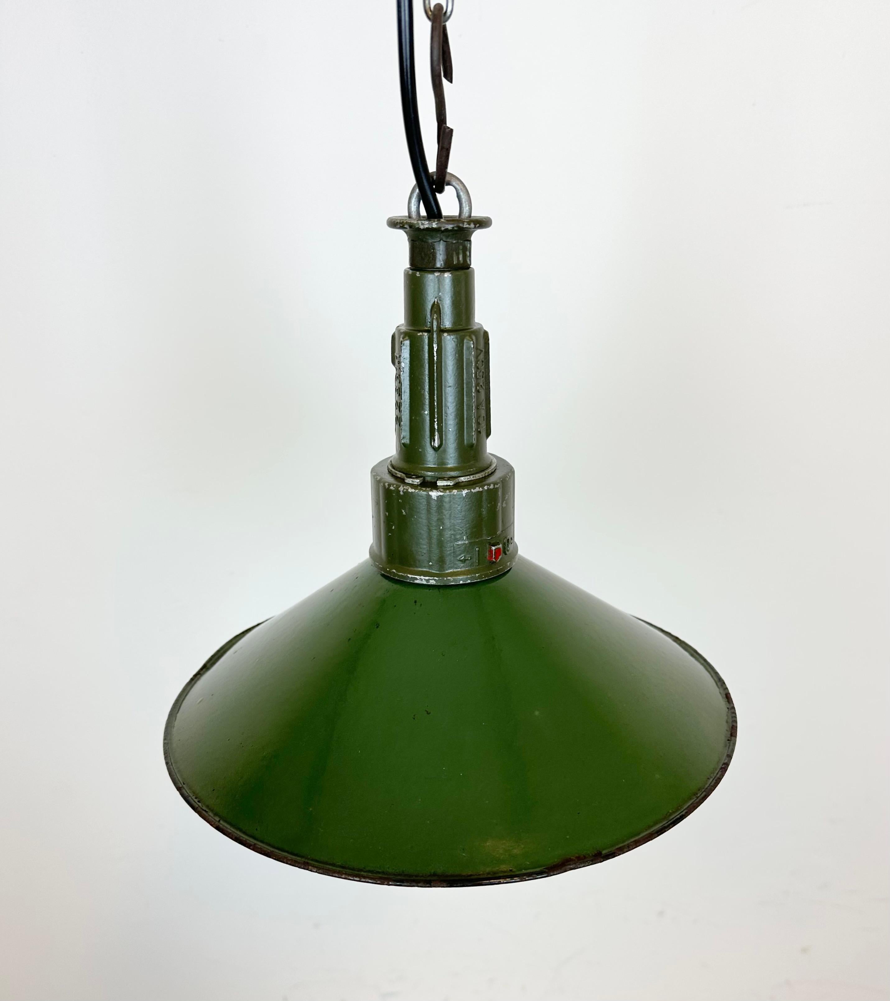 Industrial Green Enamel Military Pendant Lamp with Cast Aluminium Top, 1960s For Sale 1