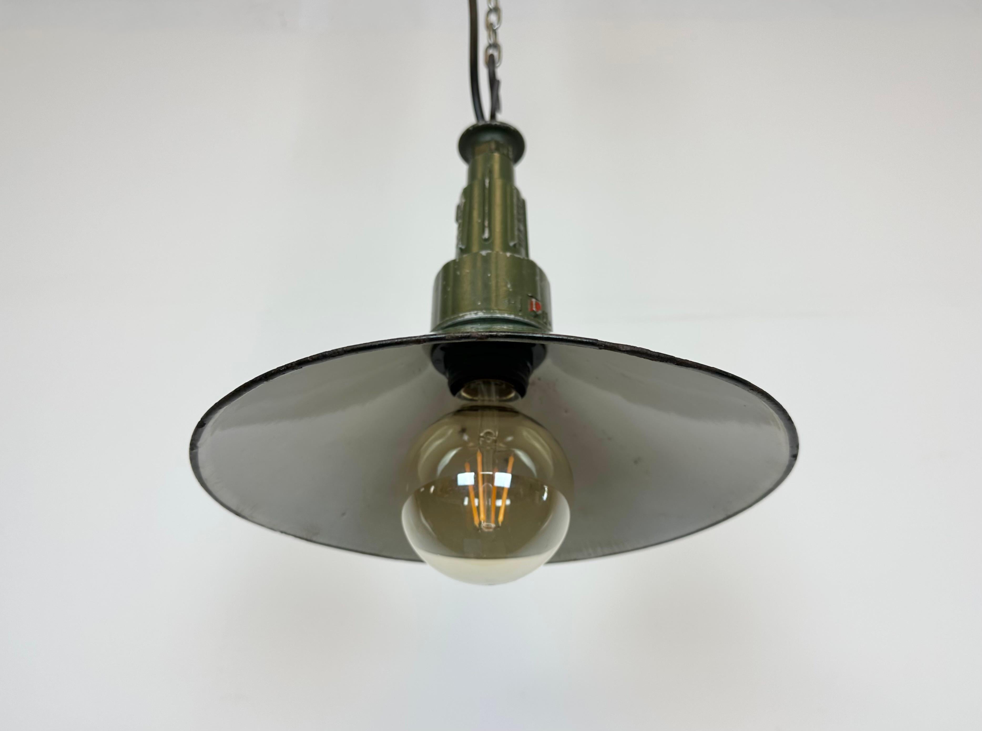 Industrial Green Enamel Military Pendant Lamp with Cast Aluminium Top, 1960s For Sale 2