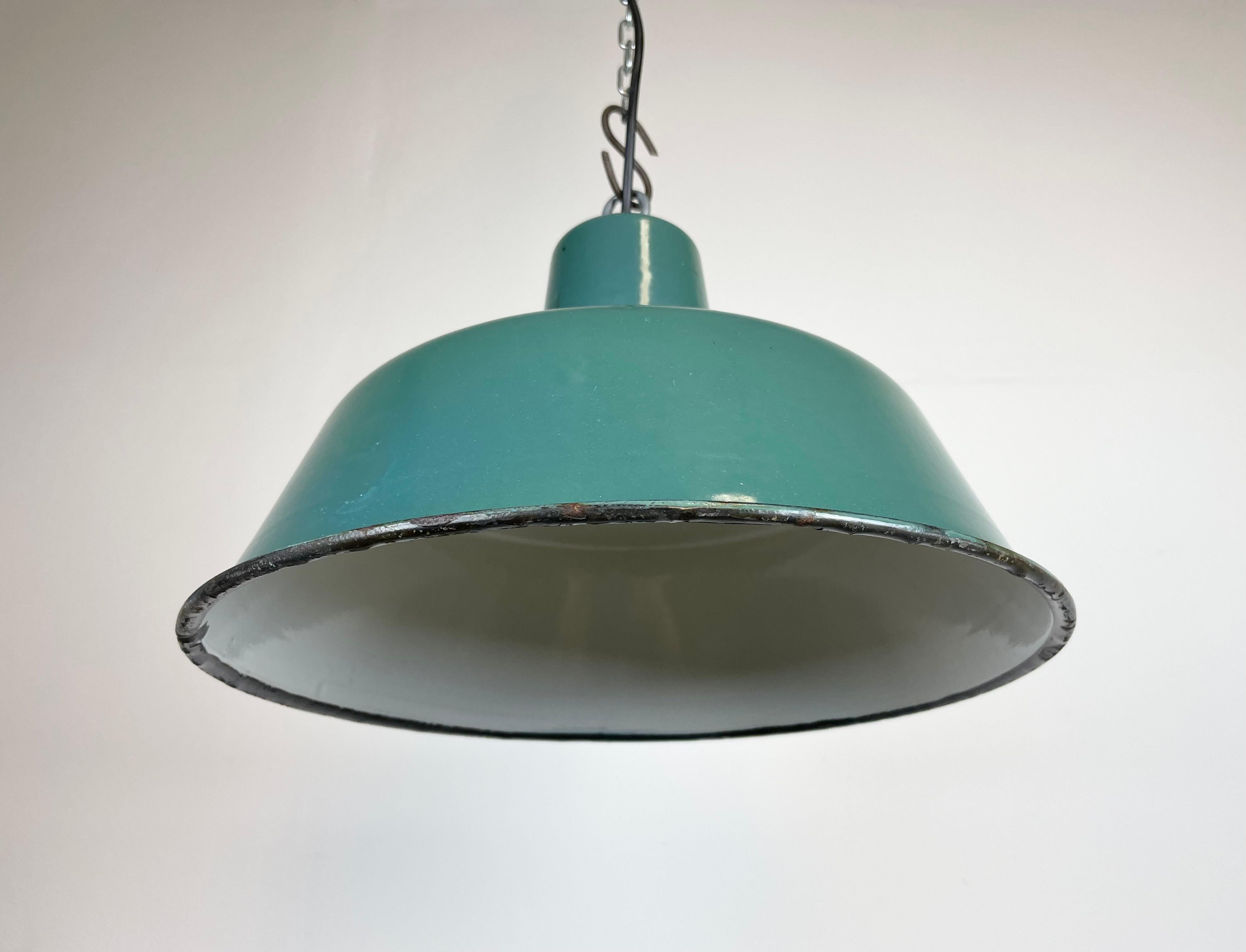 Lampada a sospensione industriale in smalto verde, anni '60 in vendita 1