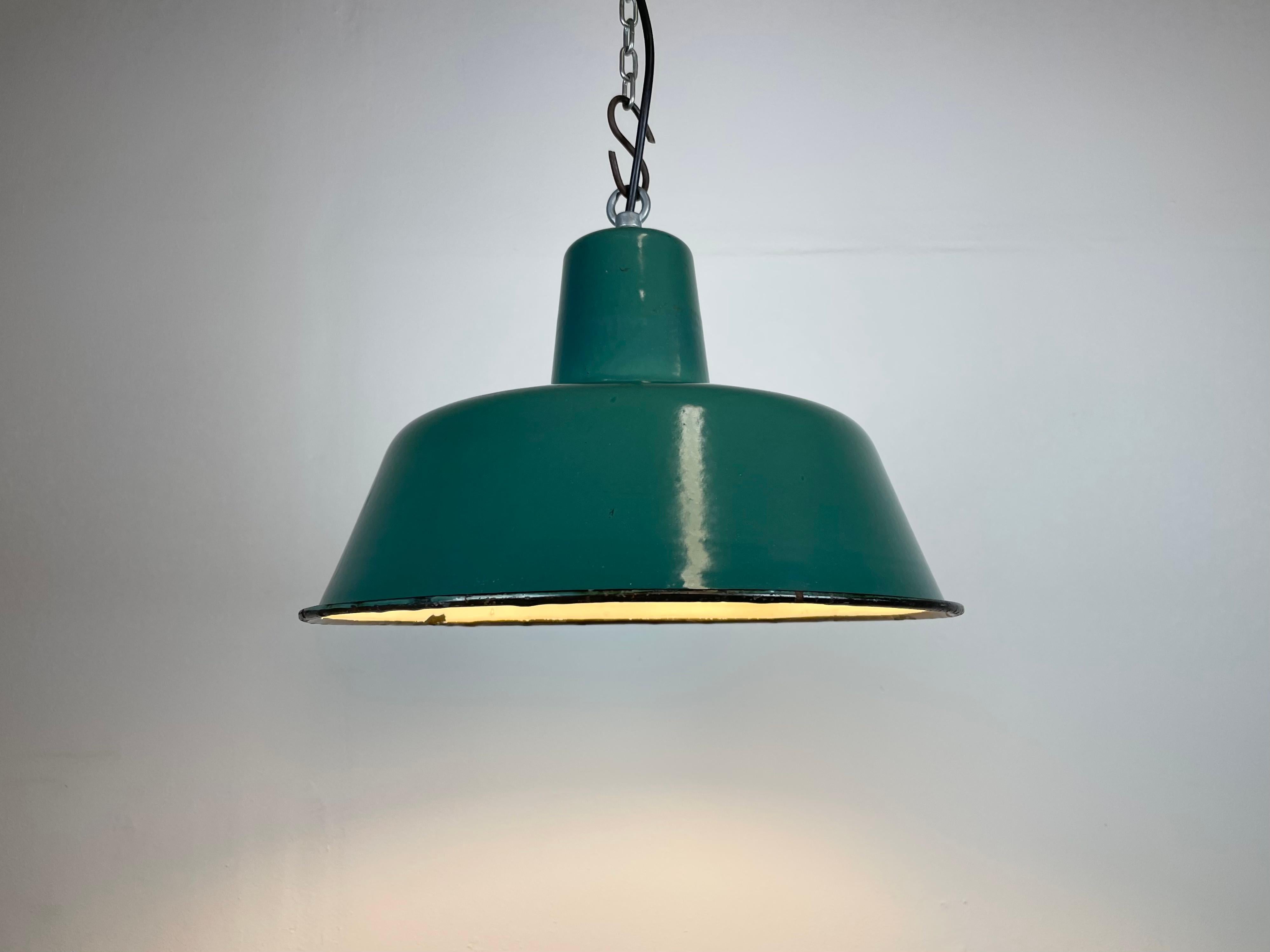 Lampada a sospensione industriale in smalto verde, anni '60 in vendita 2