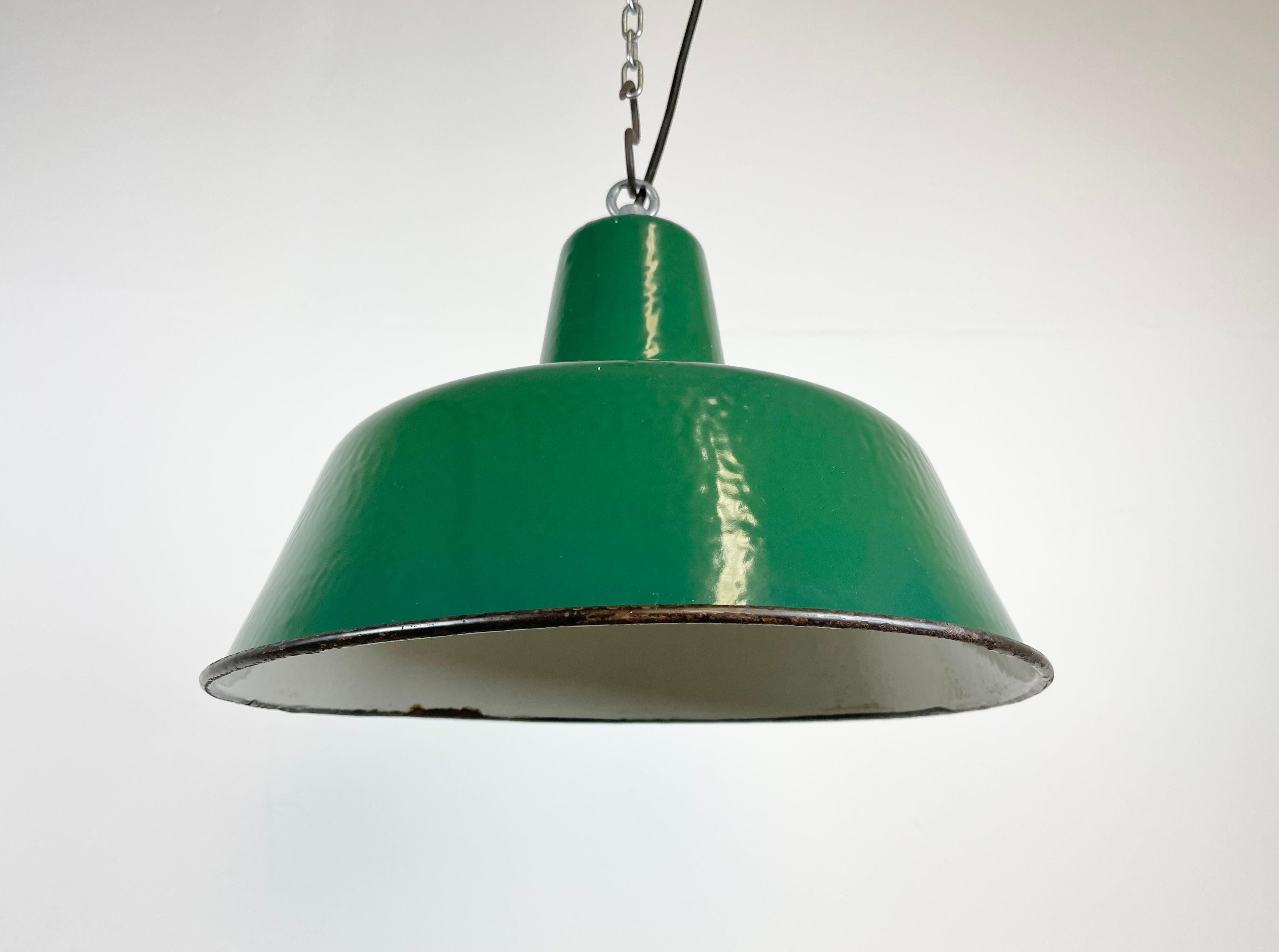 Industrielle grüne Emaille-Hängelampe, 1960er Jahre im Angebot 5