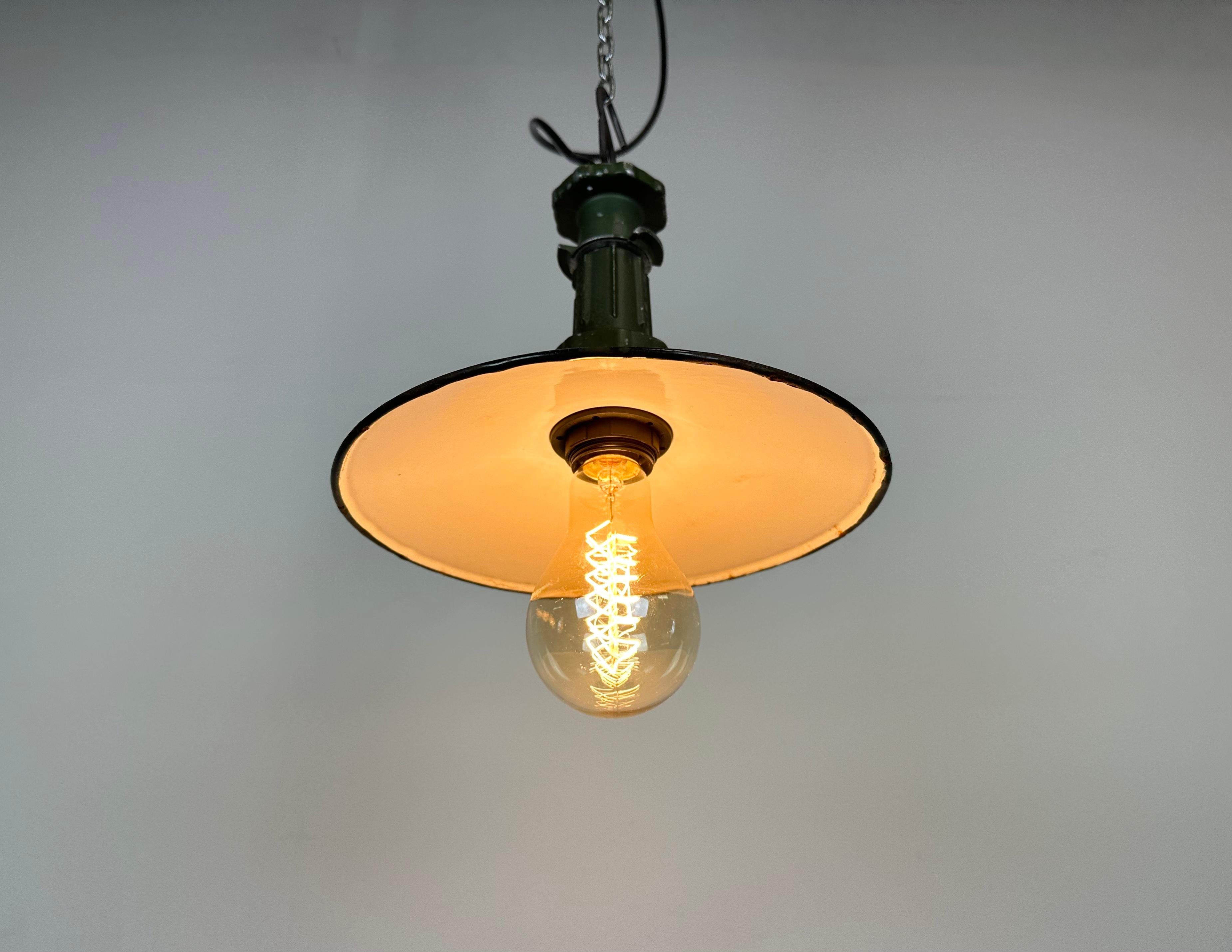 Industrial Green Enamel Pendant Lamp with Cast Aluminium Top, 1960 For Sale 4