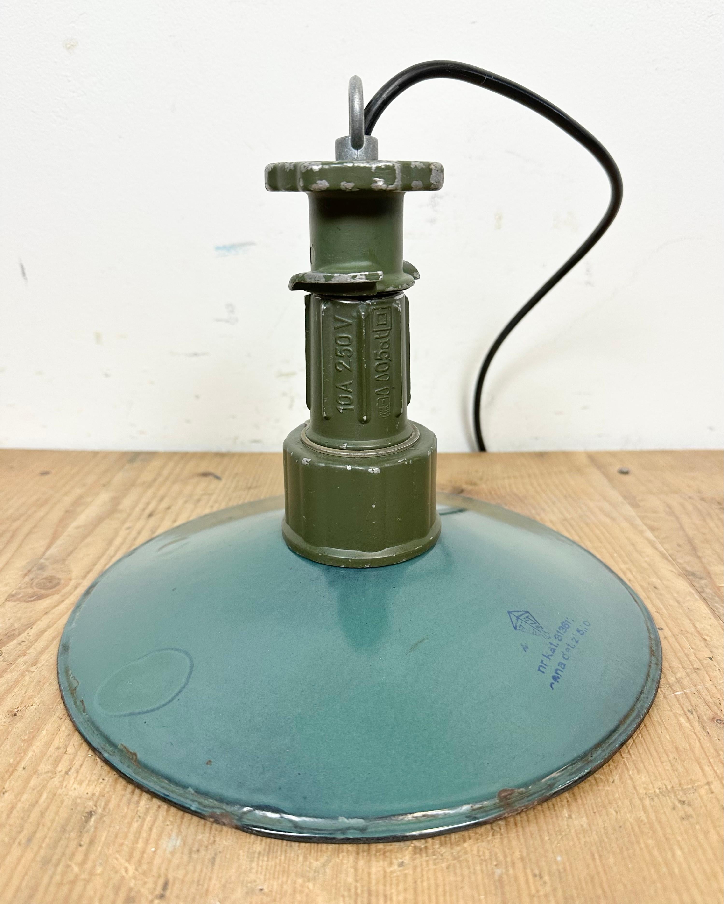 Industrial Green Enamel Pendant Lamp with Cast Aluminium Top, 1960 For Sale 7