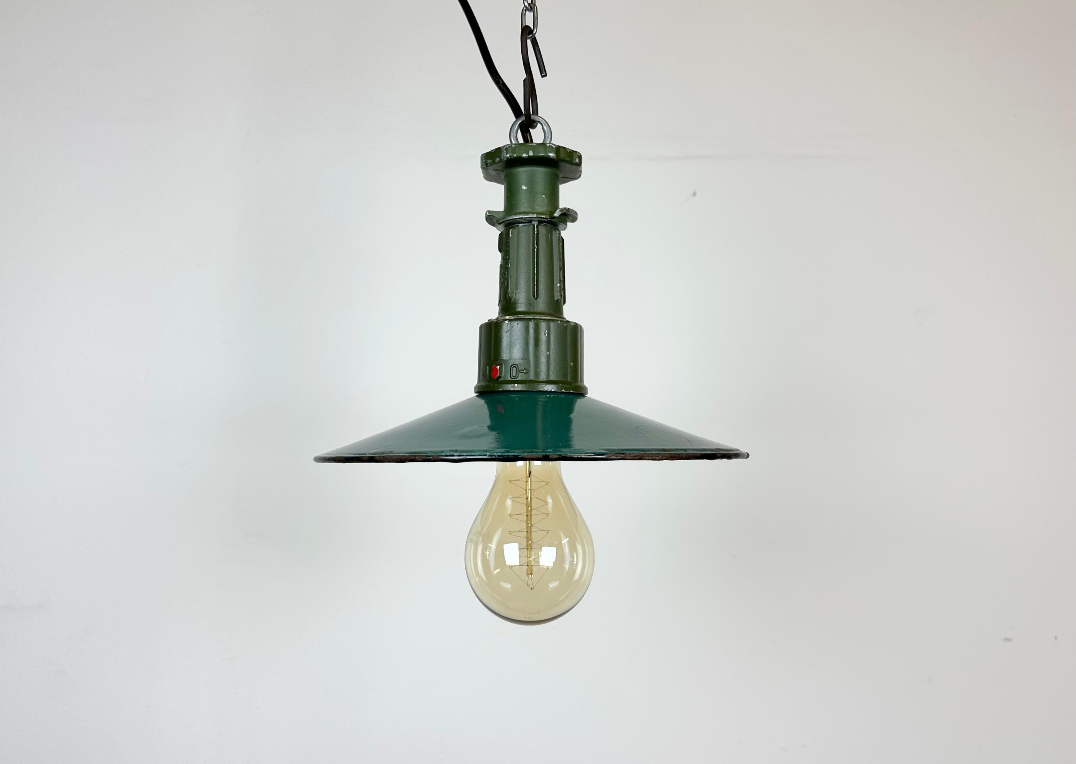 Industrial green enamel pendant light made in Poland during the 1960s. White enamel inside the shade. Green cast aluminium top. The socket requires E 27/ E26 light bulbs. New wire. The weight of the lamp is 0.5 kg.
The light bulb is not included.