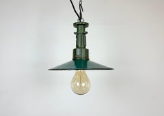 Lampada a sospensione industriale in smalto verde con piano in alluminio fuso, 1960
