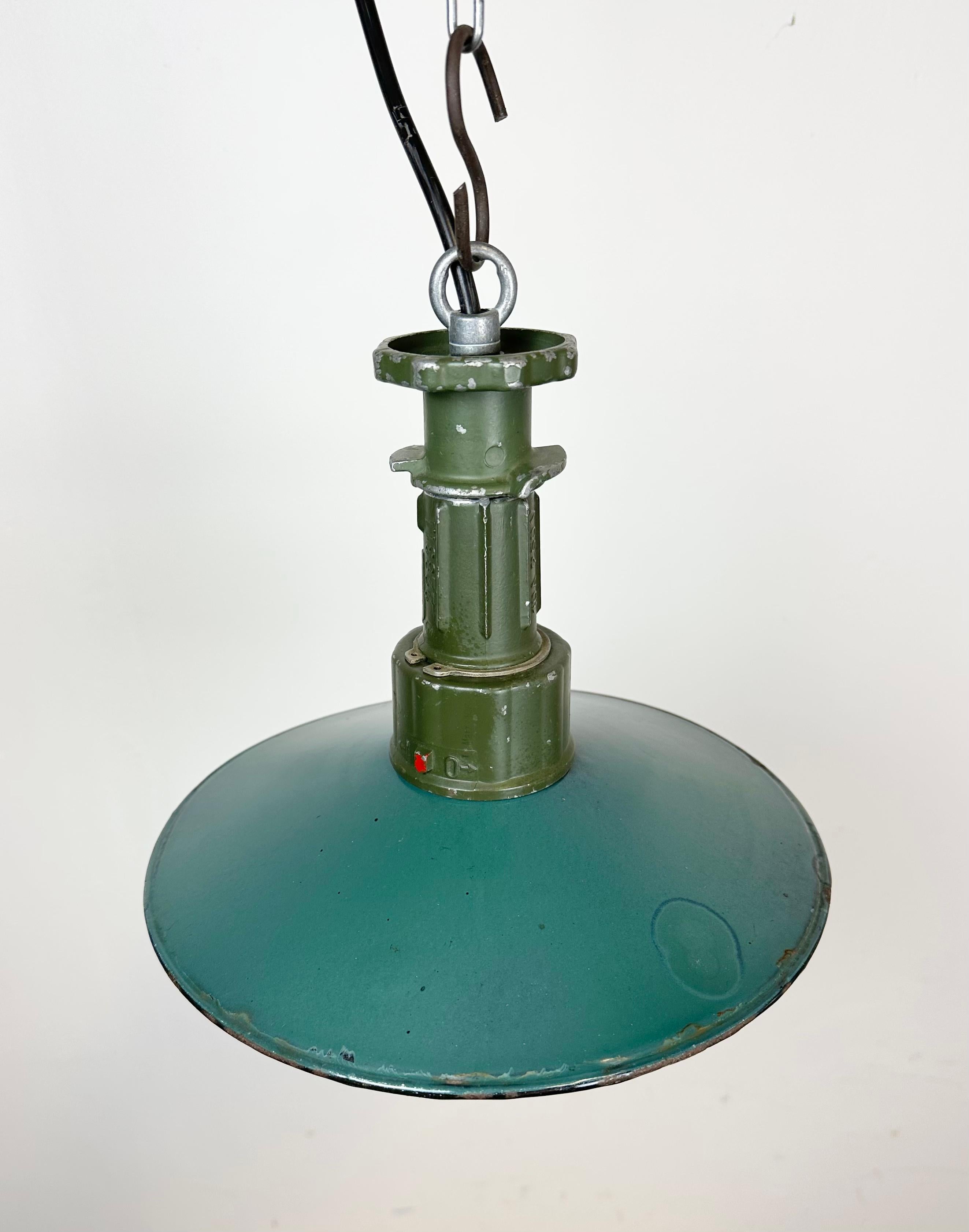 XX secolo Lampada a sospensione industriale in smalto verde con piano in alluminio fuso, 1960 in vendita