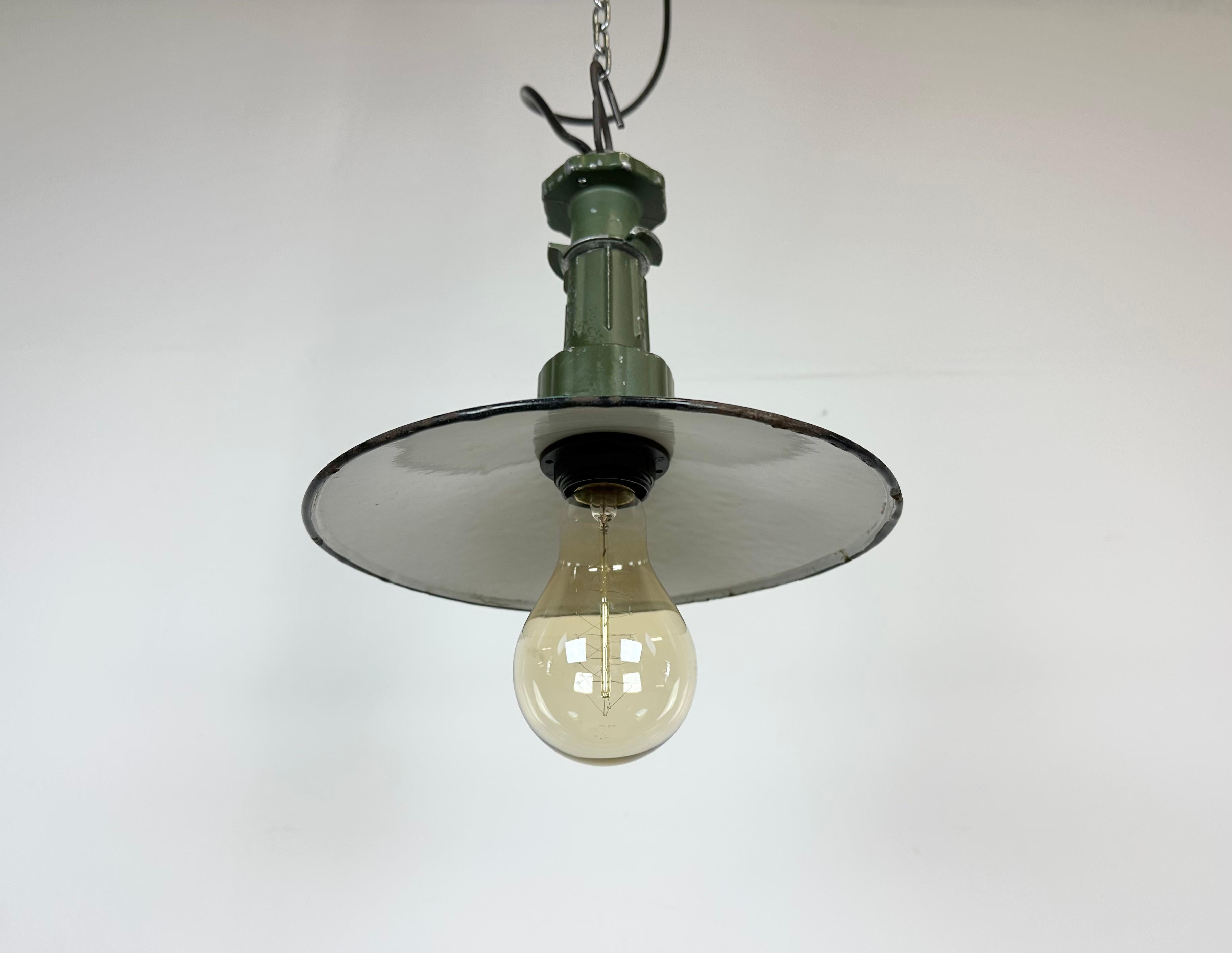 Industrial Green Enamel Pendant Lamp with Cast Aluminium Top, 1960 For Sale 1