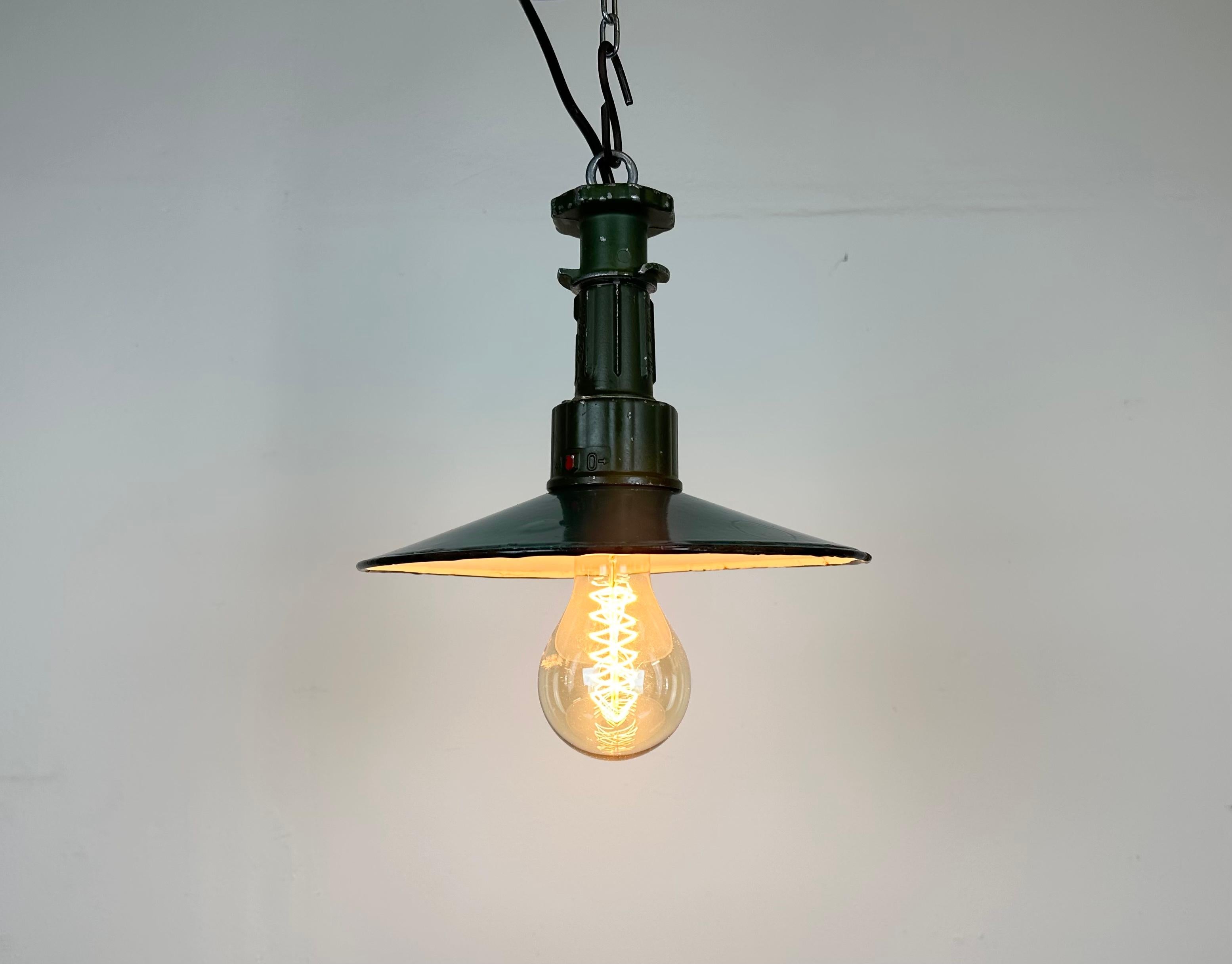 Industrial Green Enamel Pendant Lamp with Cast Aluminium Top, 1960 For Sale 2