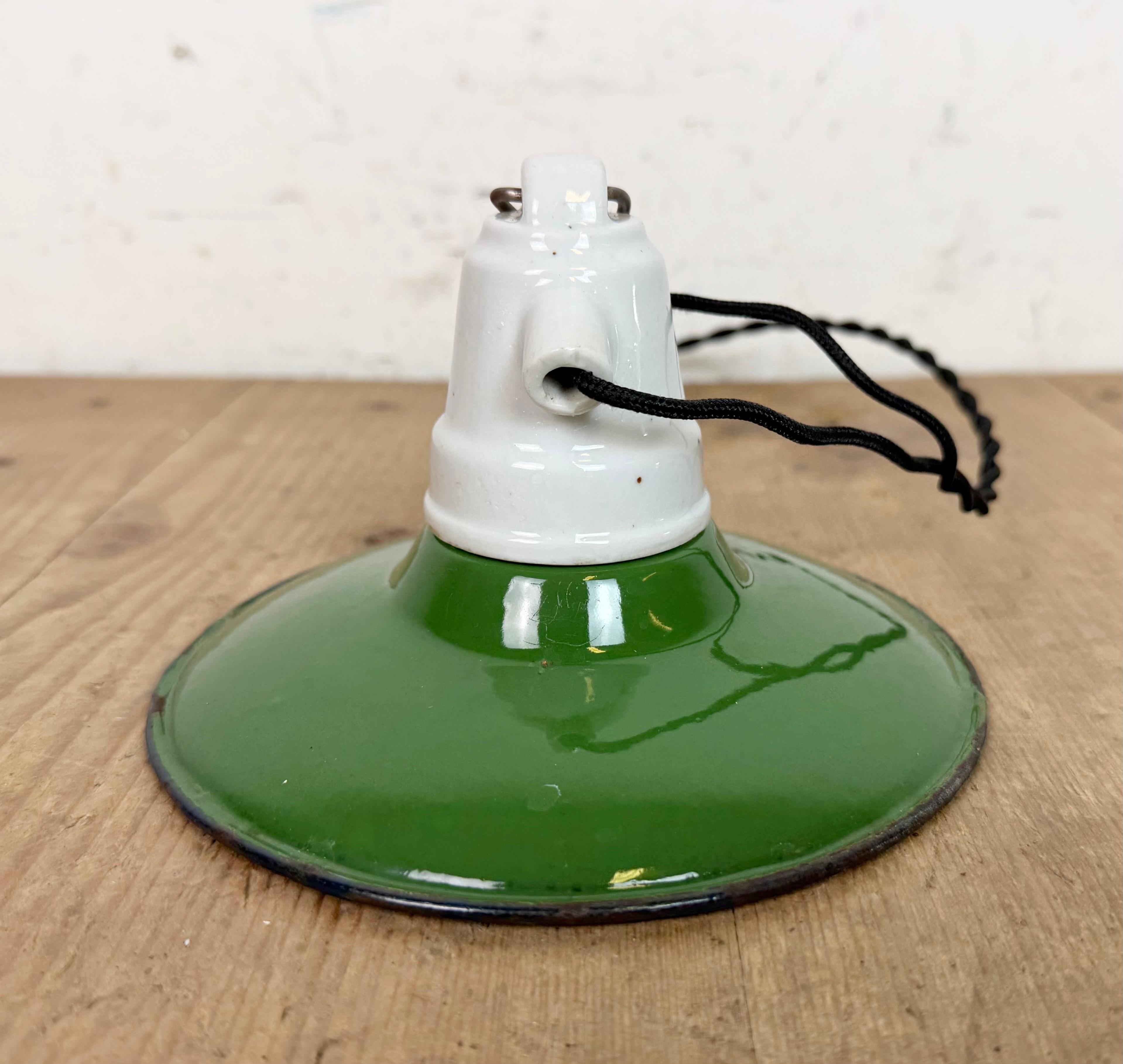 Lampada a sospensione industriale in smalto verde, anni '50 in vendita 3