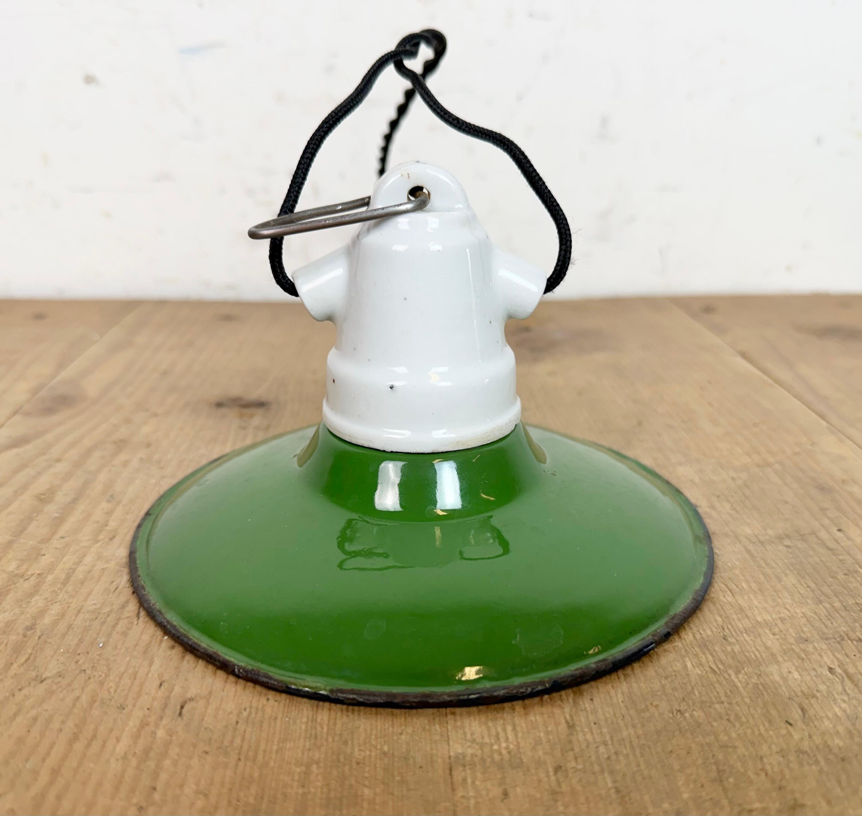 Lampada a sospensione industriale in smalto verde, anni '50 in vendita 4
