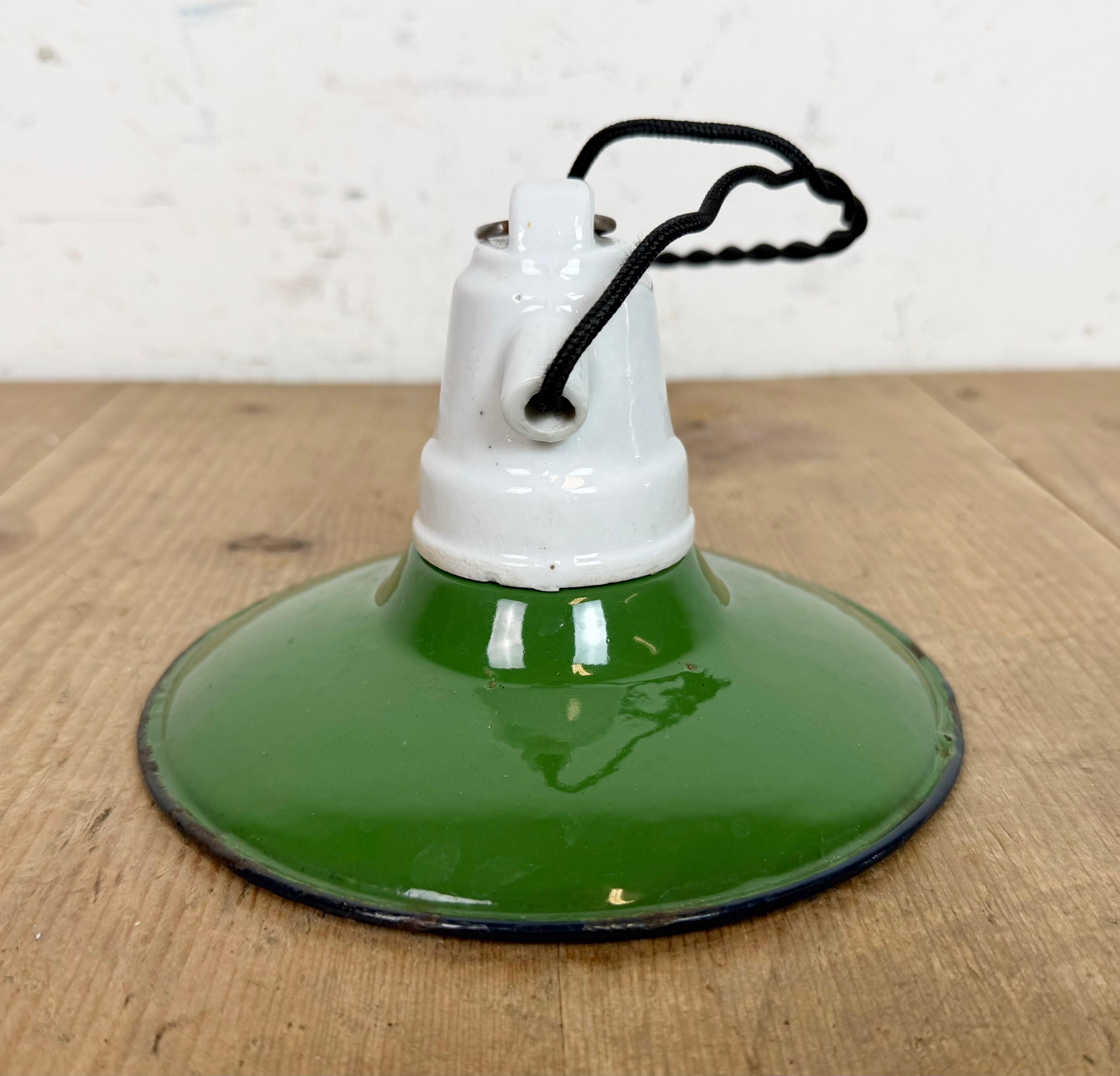 Lampada a sospensione industriale in smalto verde, anni '50 in vendita 5