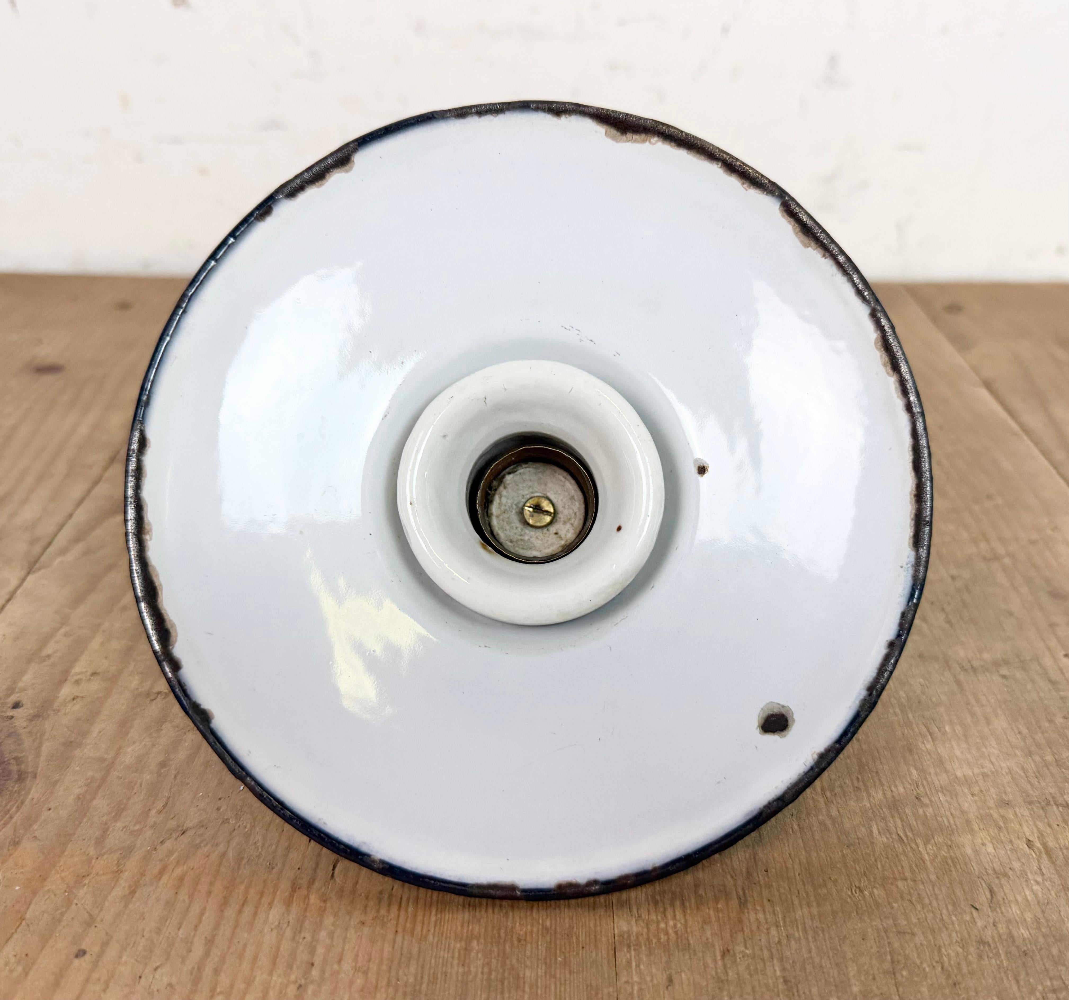 Lampada a sospensione industriale in smalto verde, anni '50 in vendita 6