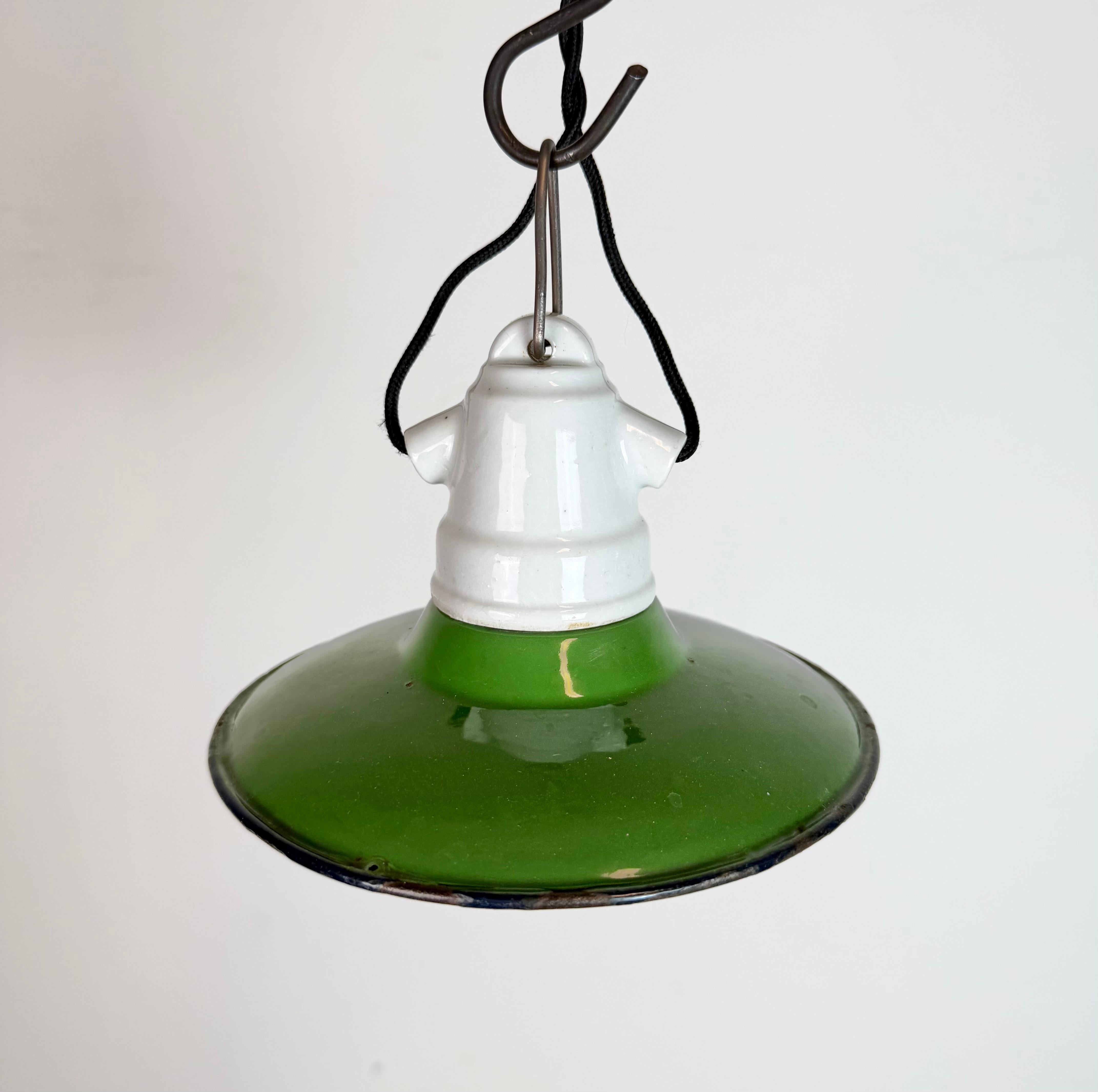 Ceco Lampada a sospensione industriale in smalto verde, anni '50 in vendita