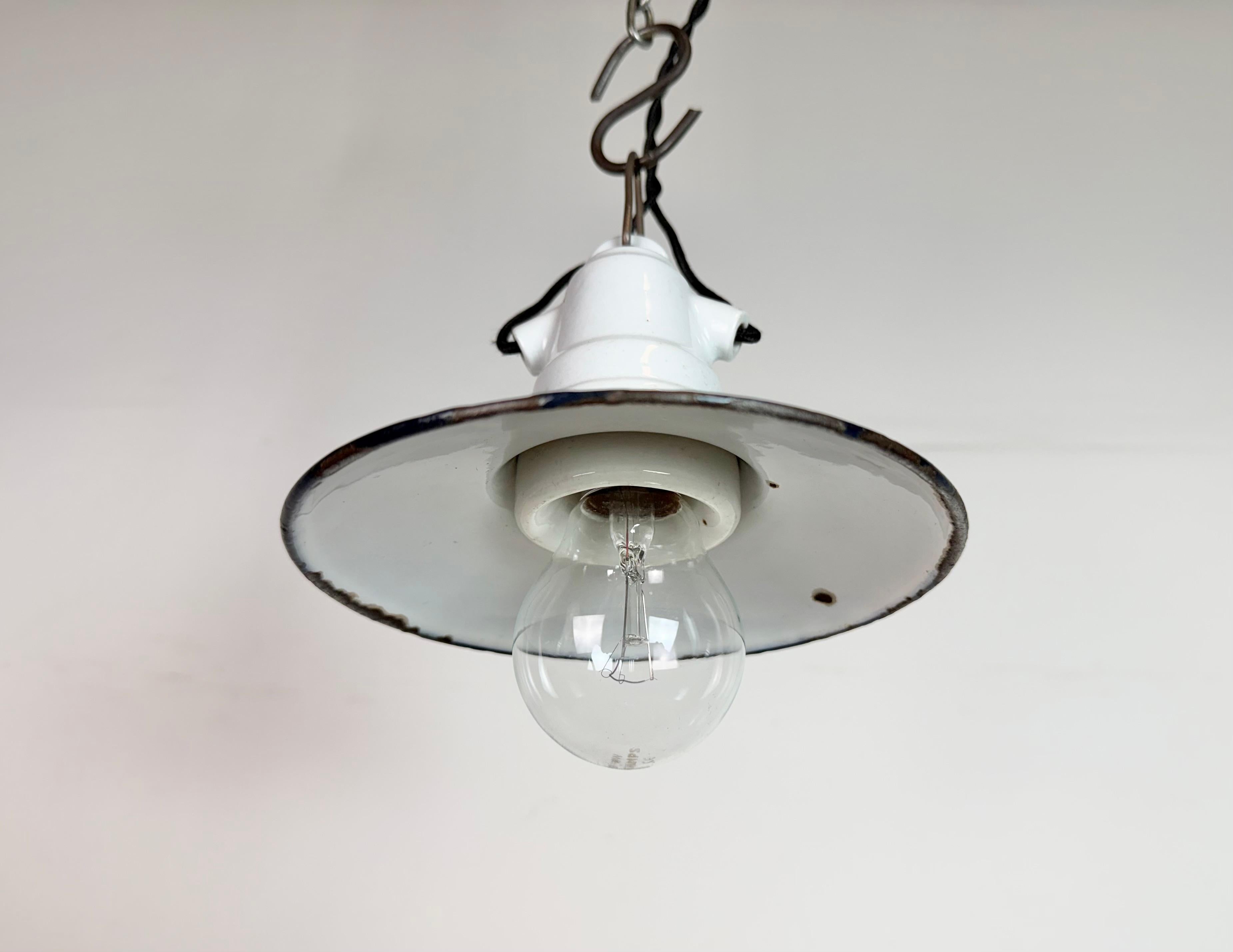Lampada a sospensione industriale in smalto verde, anni '50 In condizioni buone in vendita a Kojetice, CZ