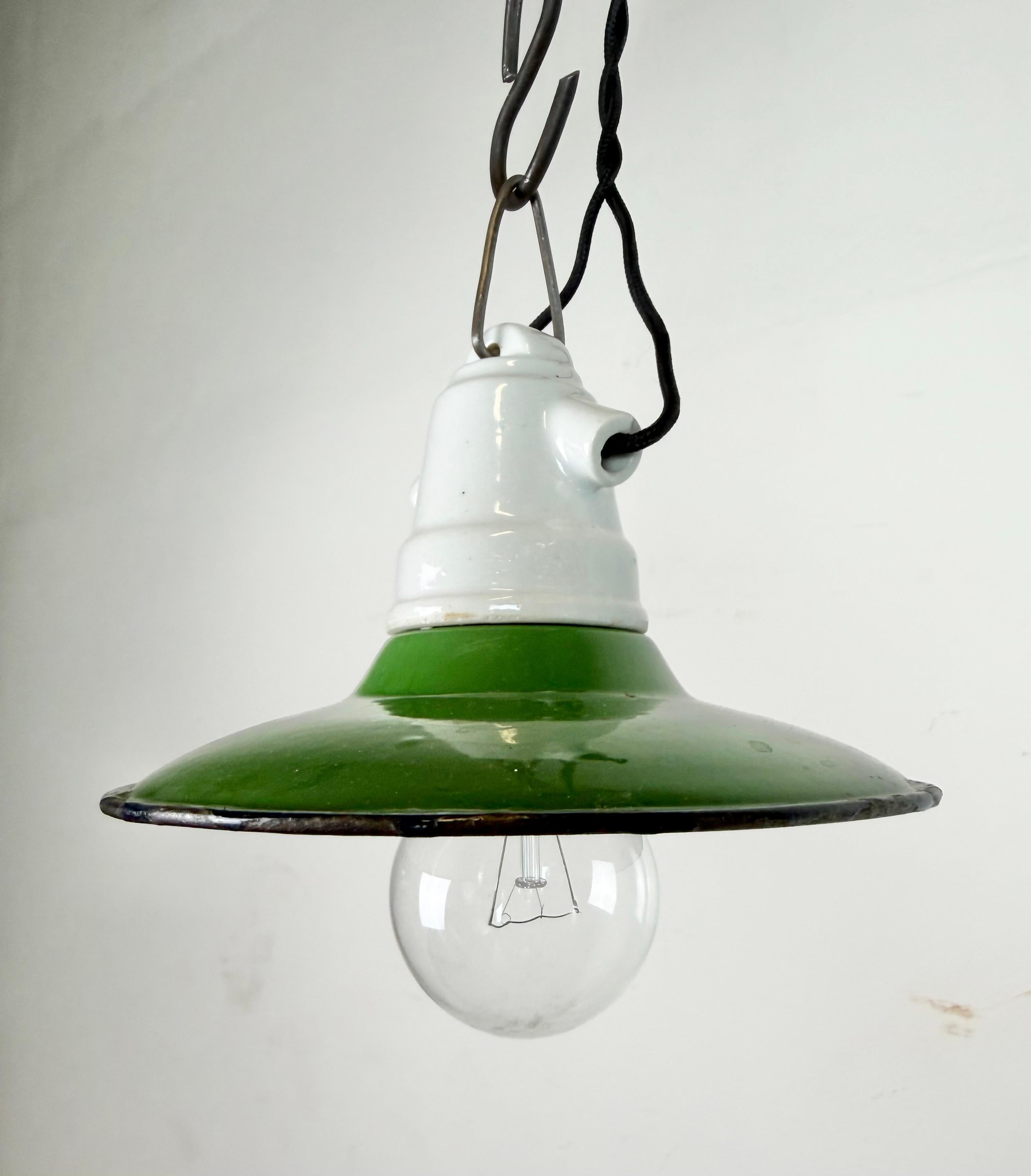 XX secolo Lampada a sospensione industriale in smalto verde, anni '50 in vendita