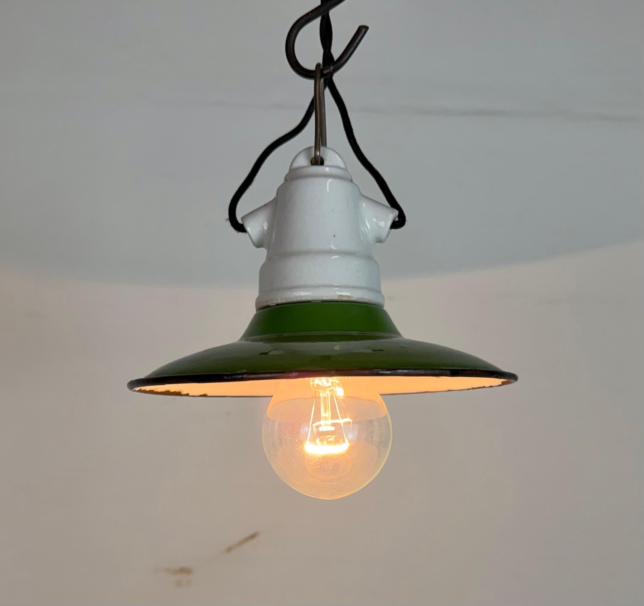Smalto Lampada a sospensione industriale in smalto verde, anni '50 in vendita