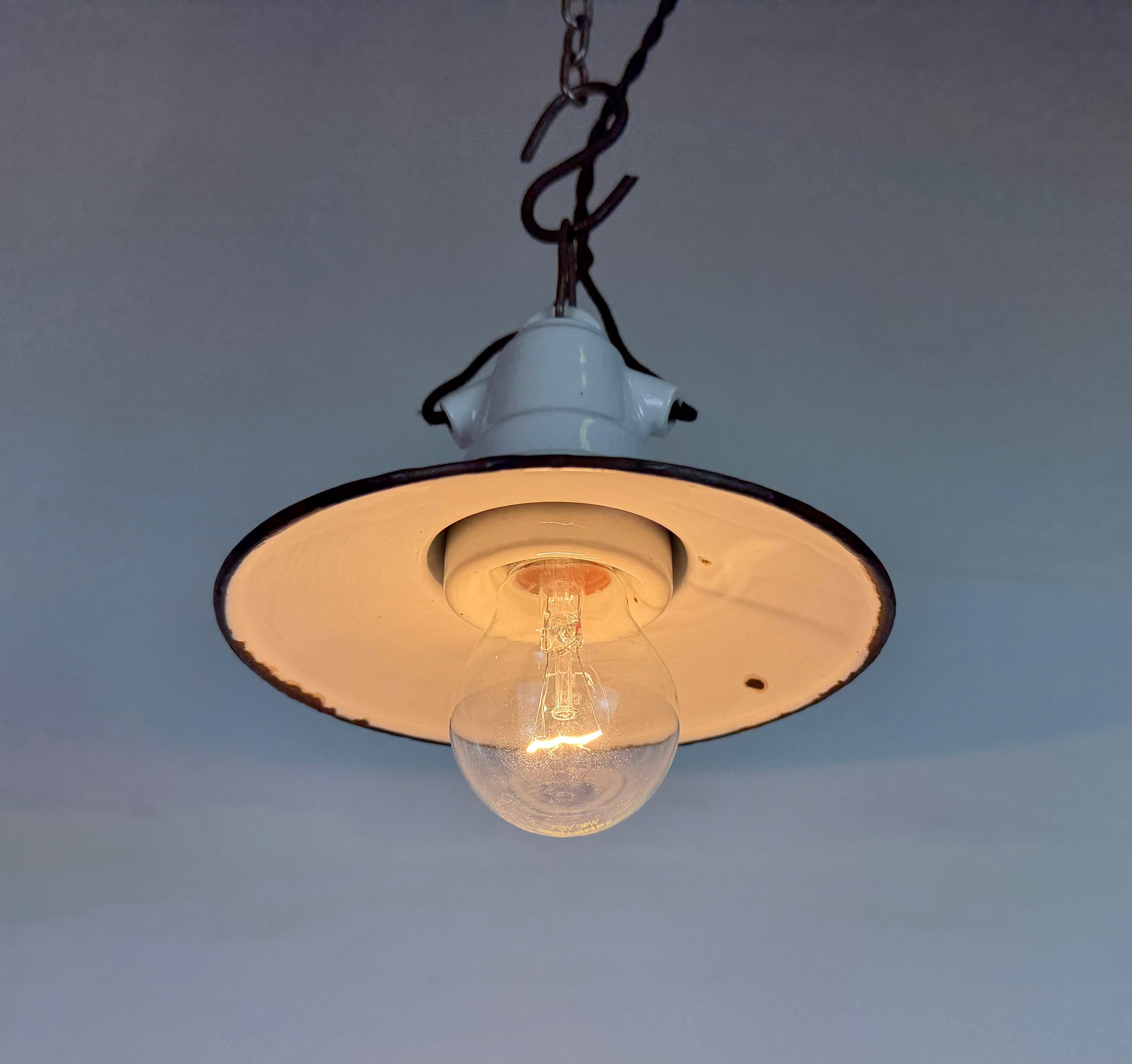 Lampada a sospensione industriale in smalto verde, anni '50 in vendita 1
