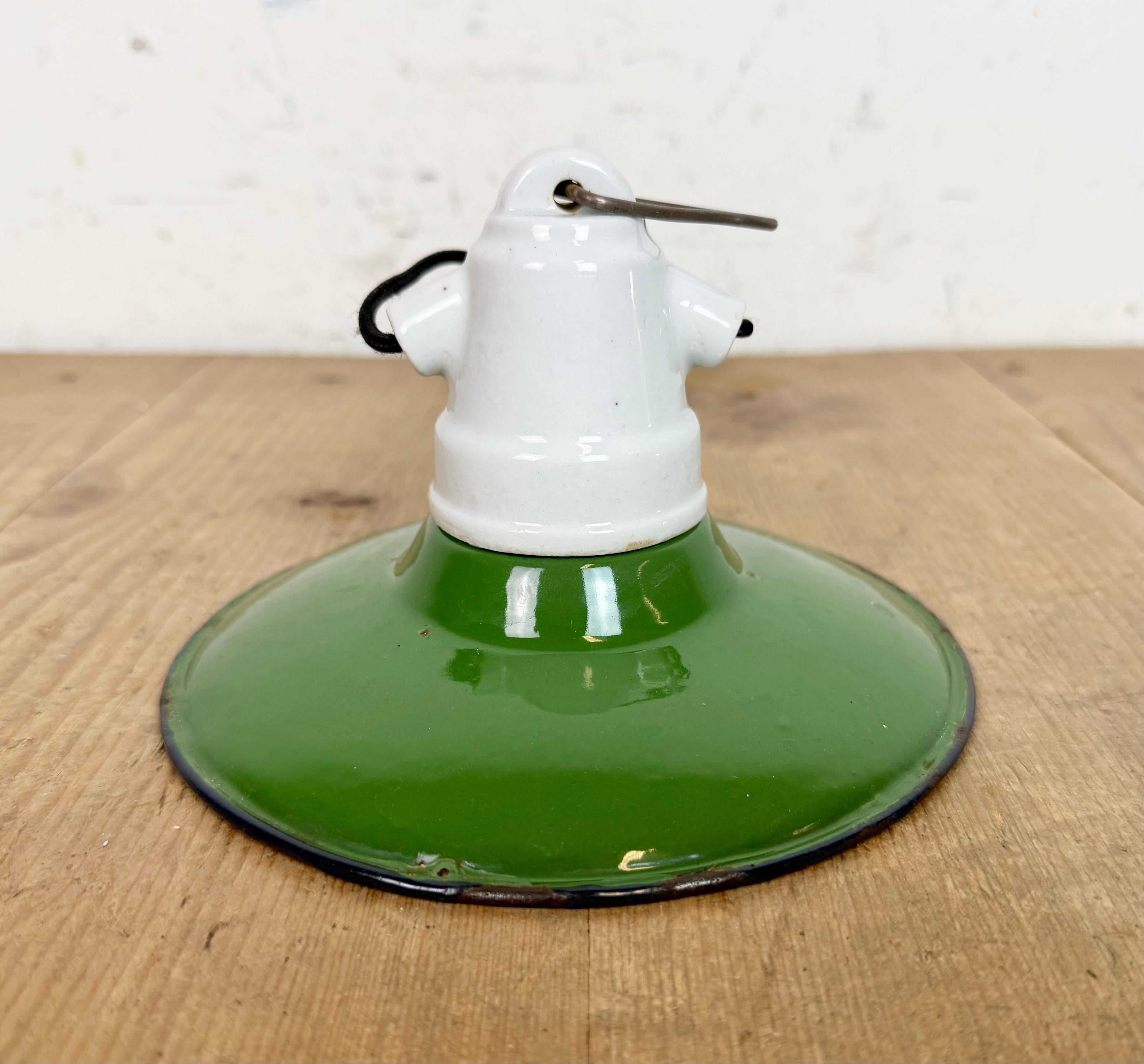 Lampada a sospensione industriale in smalto verde, anni '50 in vendita 2
