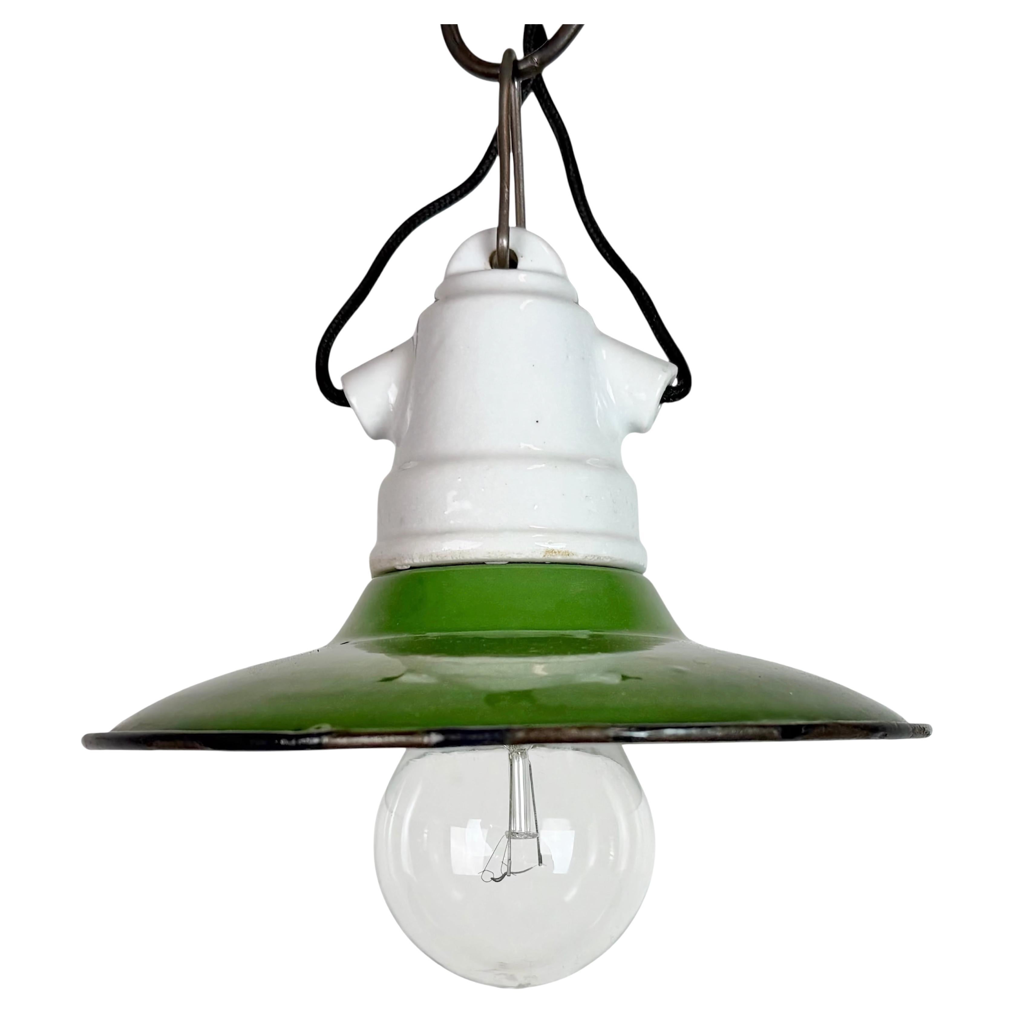 Lampada a sospensione industriale in smalto verde, anni '50