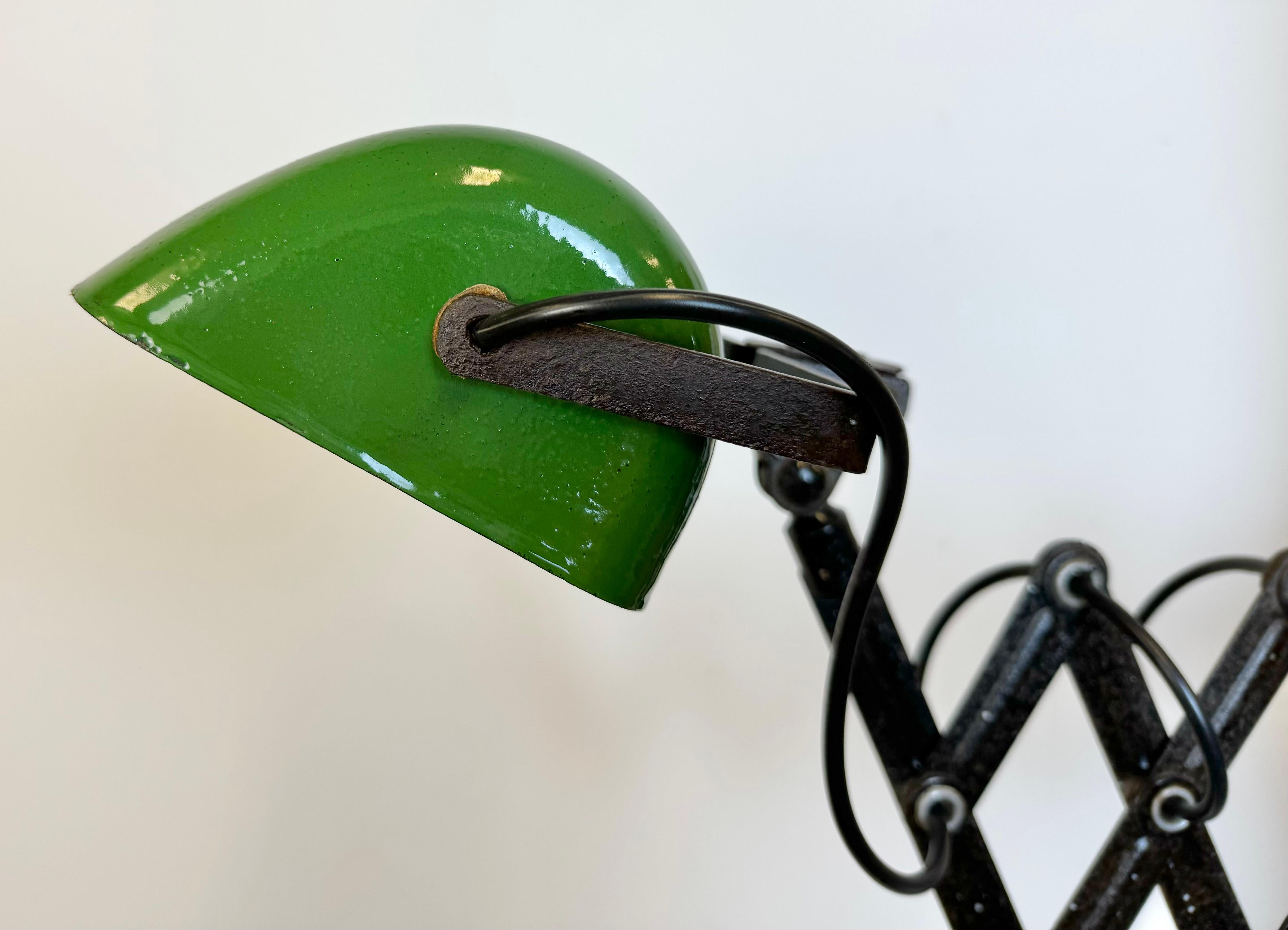 Industrial Green Enamel Scissor Wall Lamp, 1950s In Good Condition For Sale In Kojetice, CZ