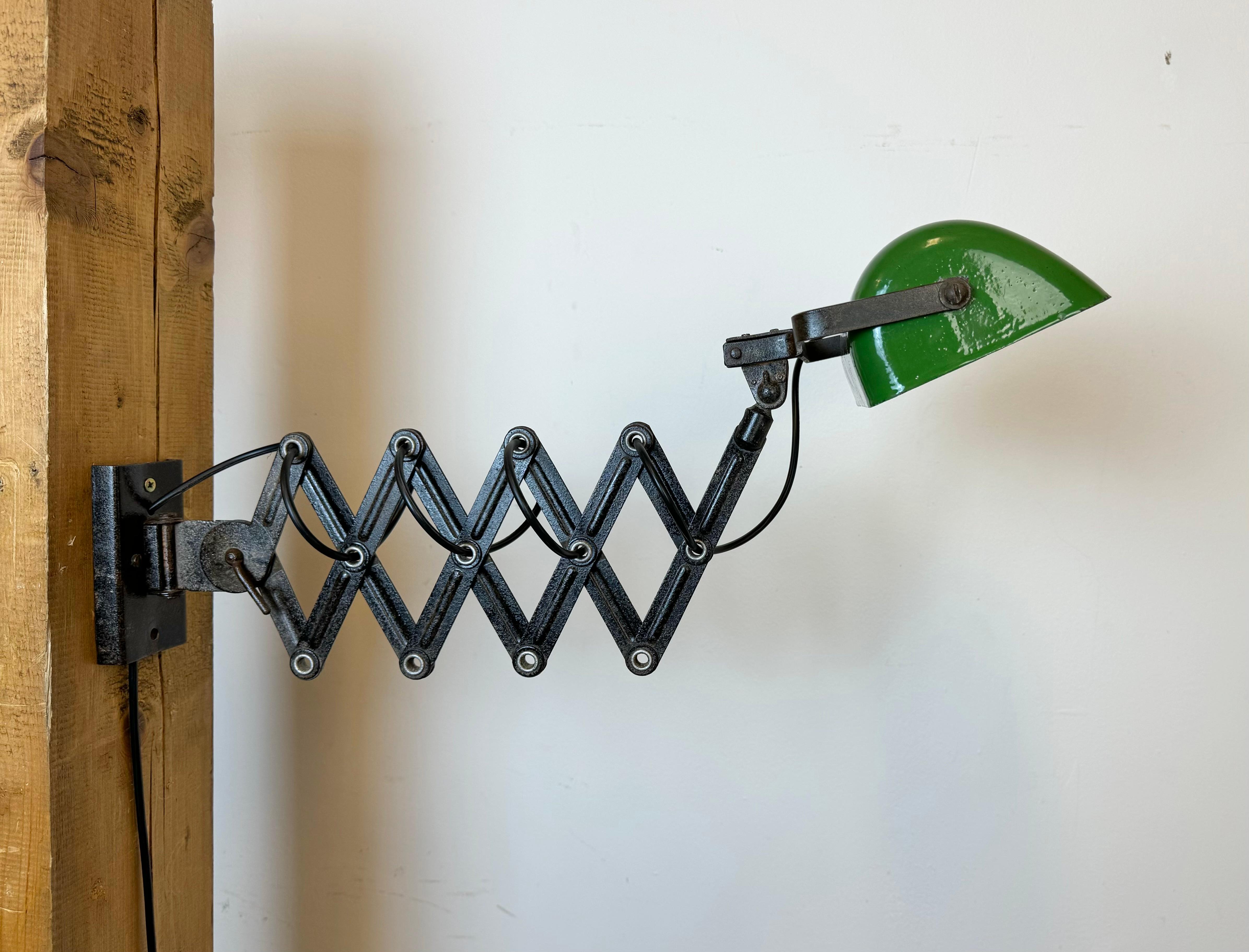 Industrial Green Enamel Scissor Wall Lamp, 1950s For Sale 3