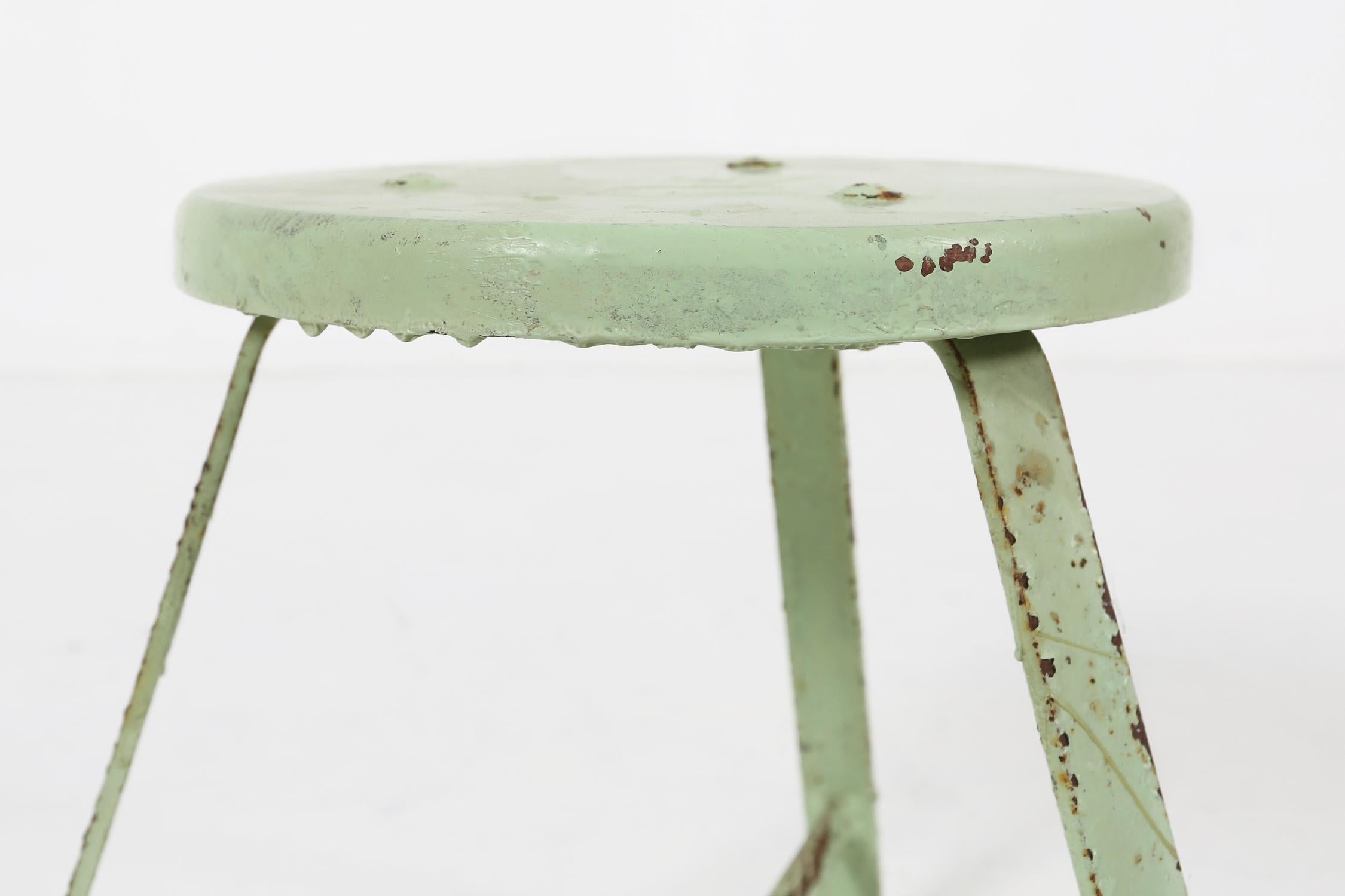 Industrial green painted stool with steel base and wooden top, France 1930s In Good Condition For Sale In Meulebeke, BE