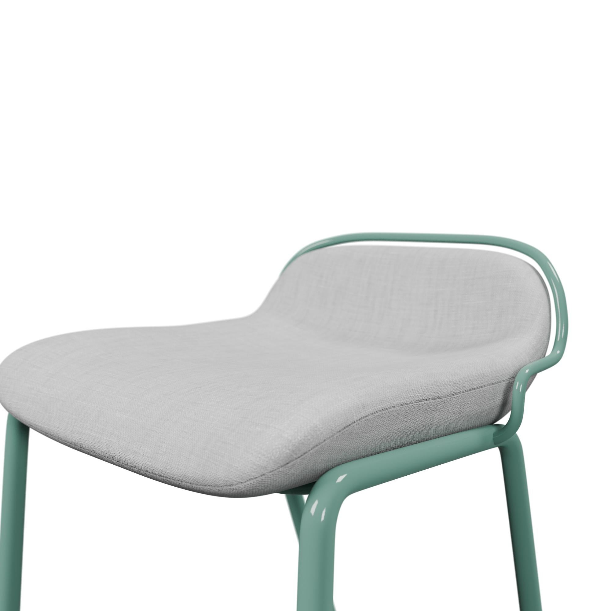 Vimini Sgabello industriale con finitura verde mare DUV e tessuto crema realizzato a mano da Fabrice in vendita